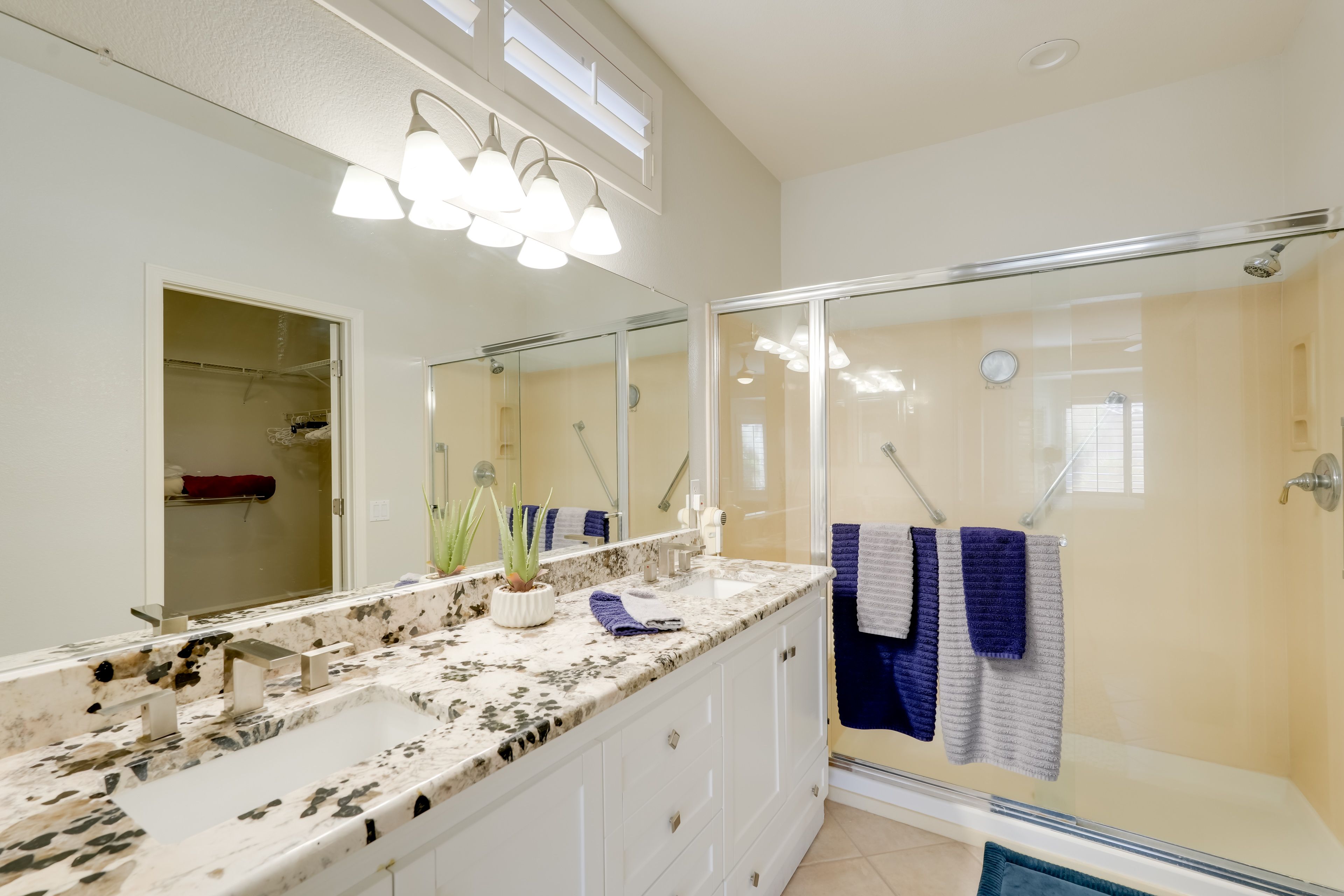 En-Suite Bathroom | Towels Provided | Walk-In Closet