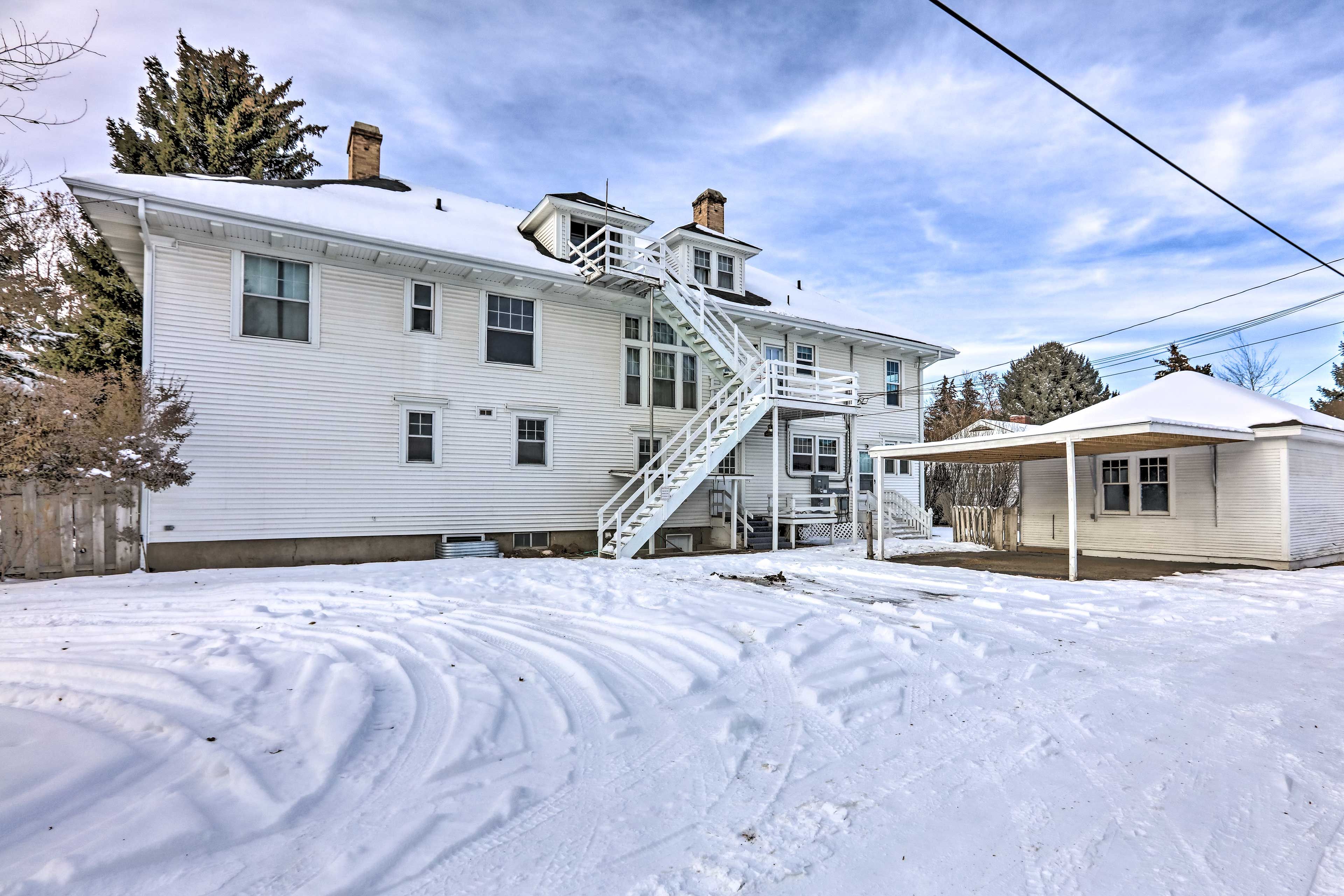 2nd-Floor Unit | Stairs Required