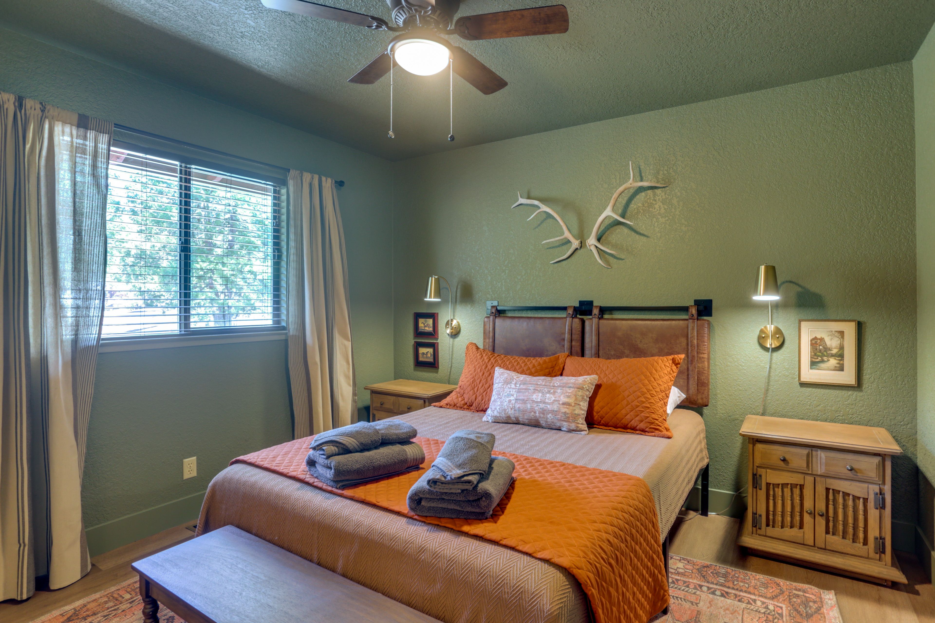 Bedroom 2 | Queen Bed