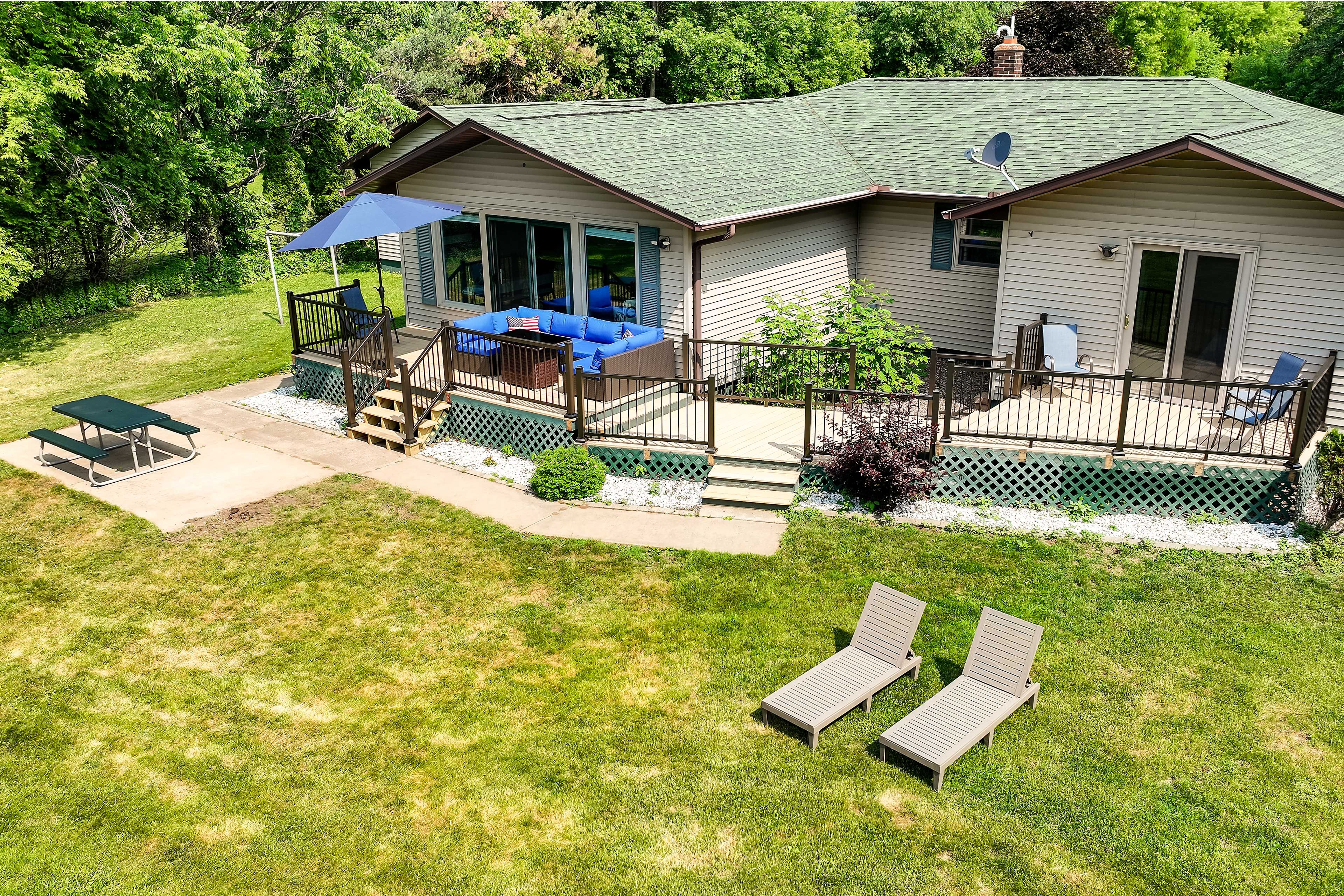 Backyard | Deck | Picnc Area | Loungers