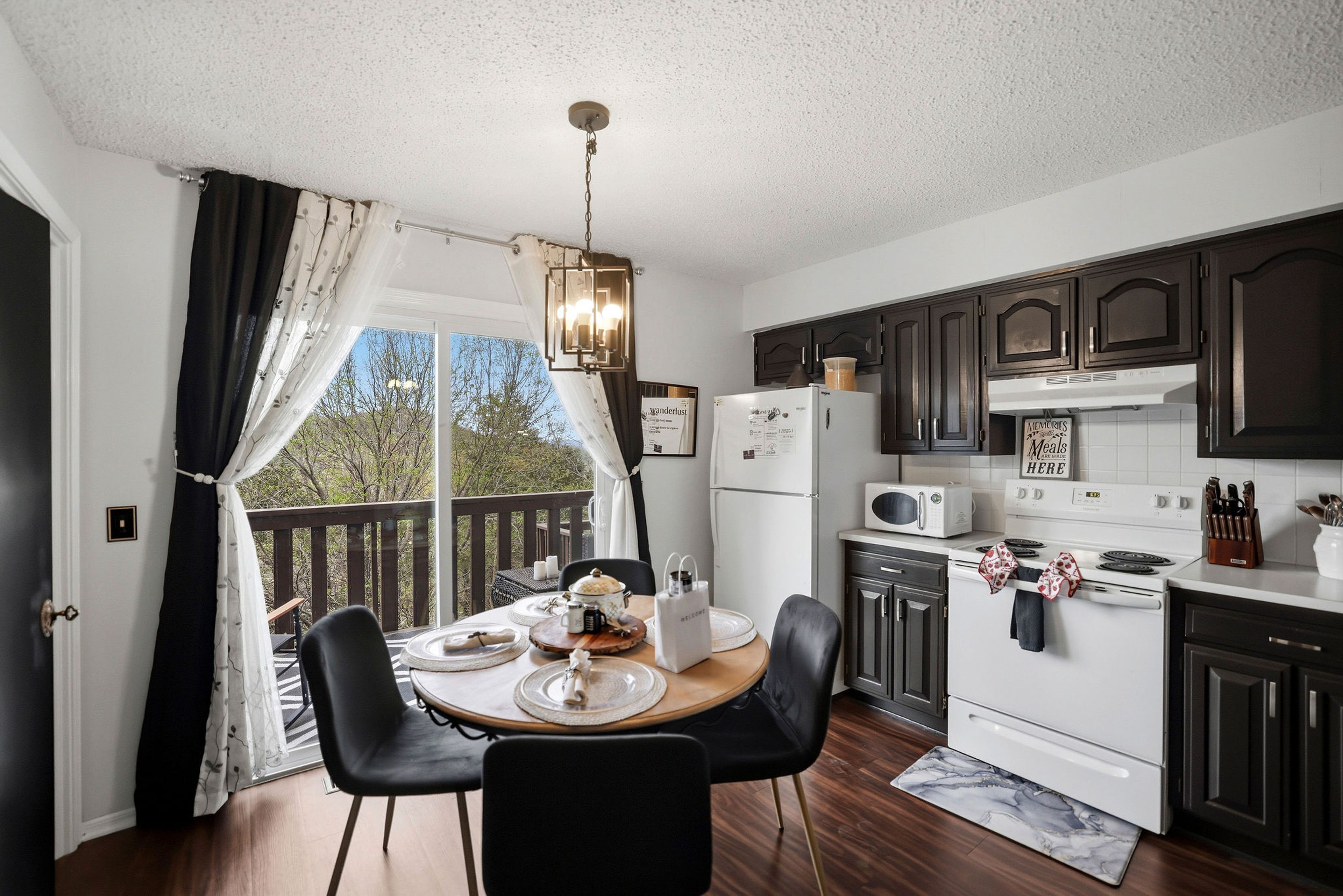 Dining & Kitchen Area | 2-Story Home