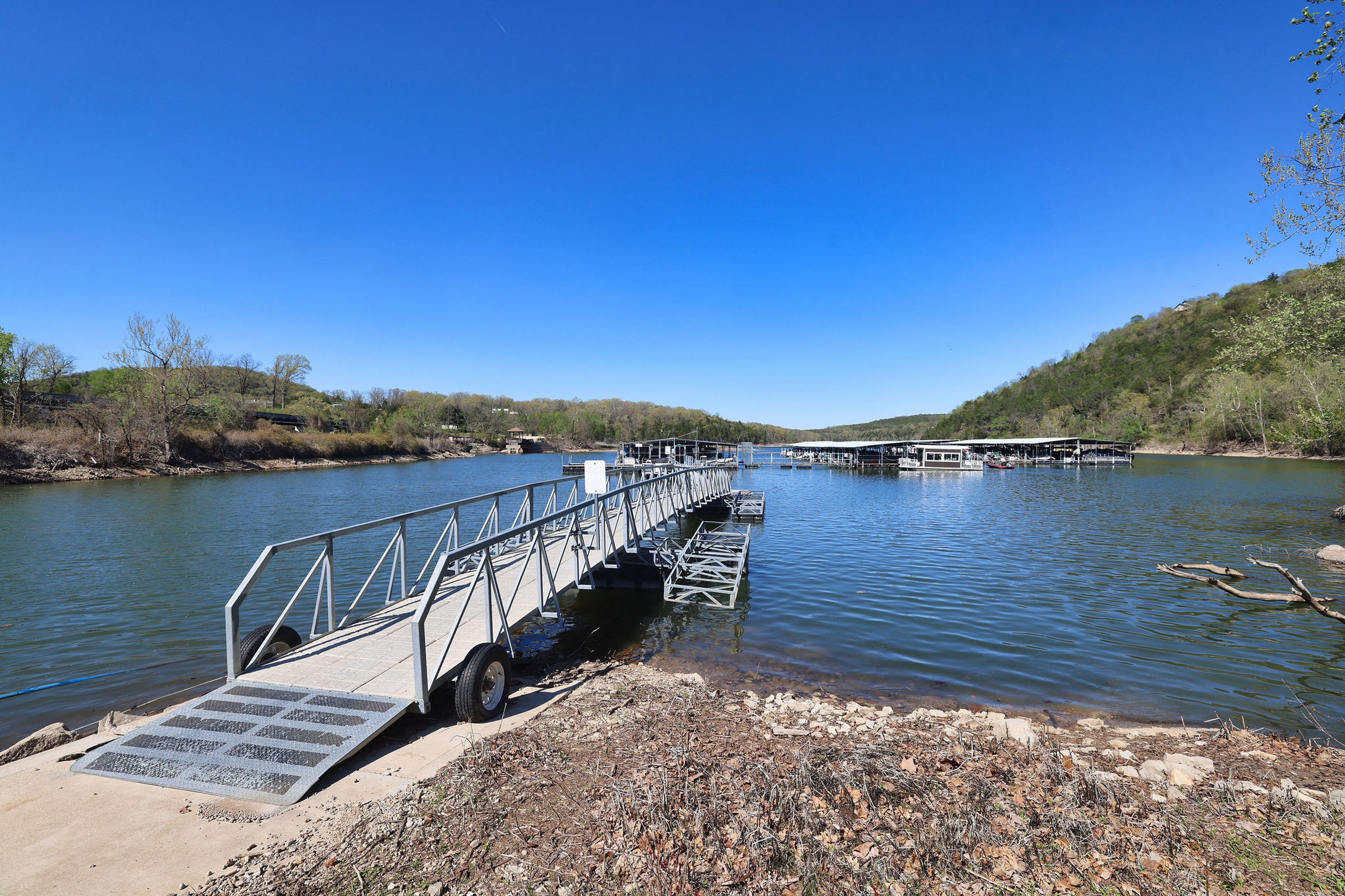 1 Mi to Holiday Island Marina