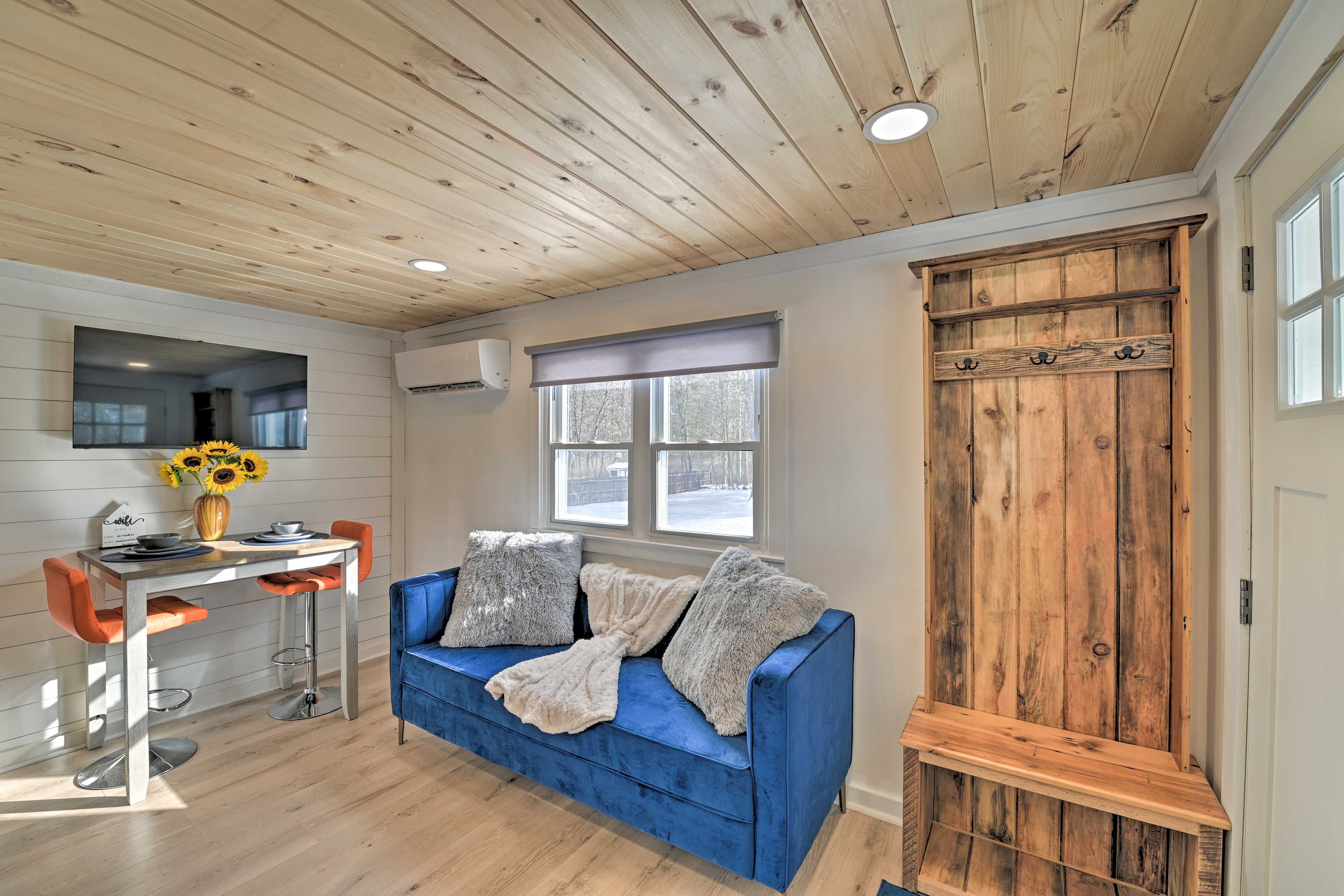Living Room Area | Free WiFi | Smart TV | Board Games | Central A/C & Heating