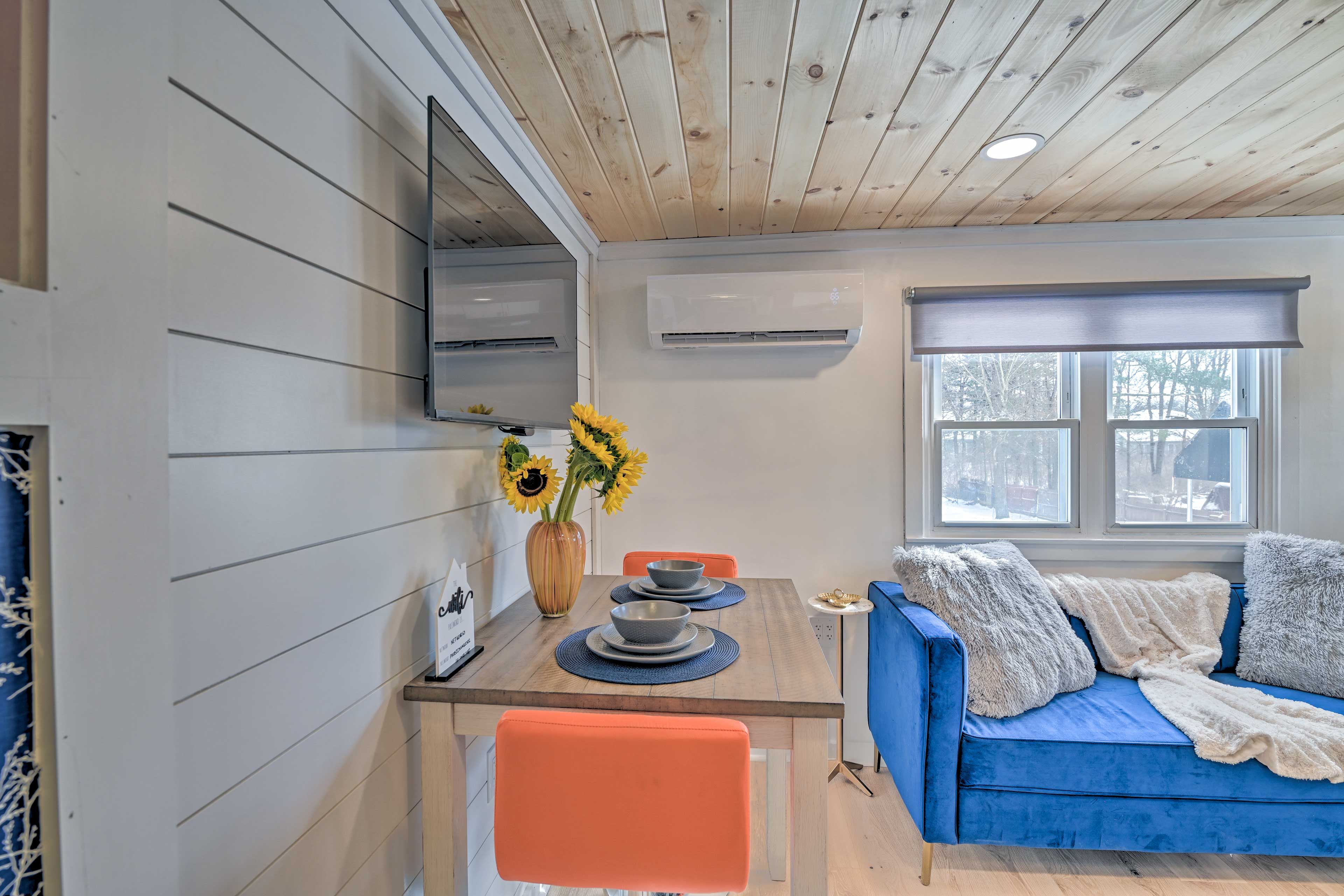 Dining Area | Dishware/Flatware Provided