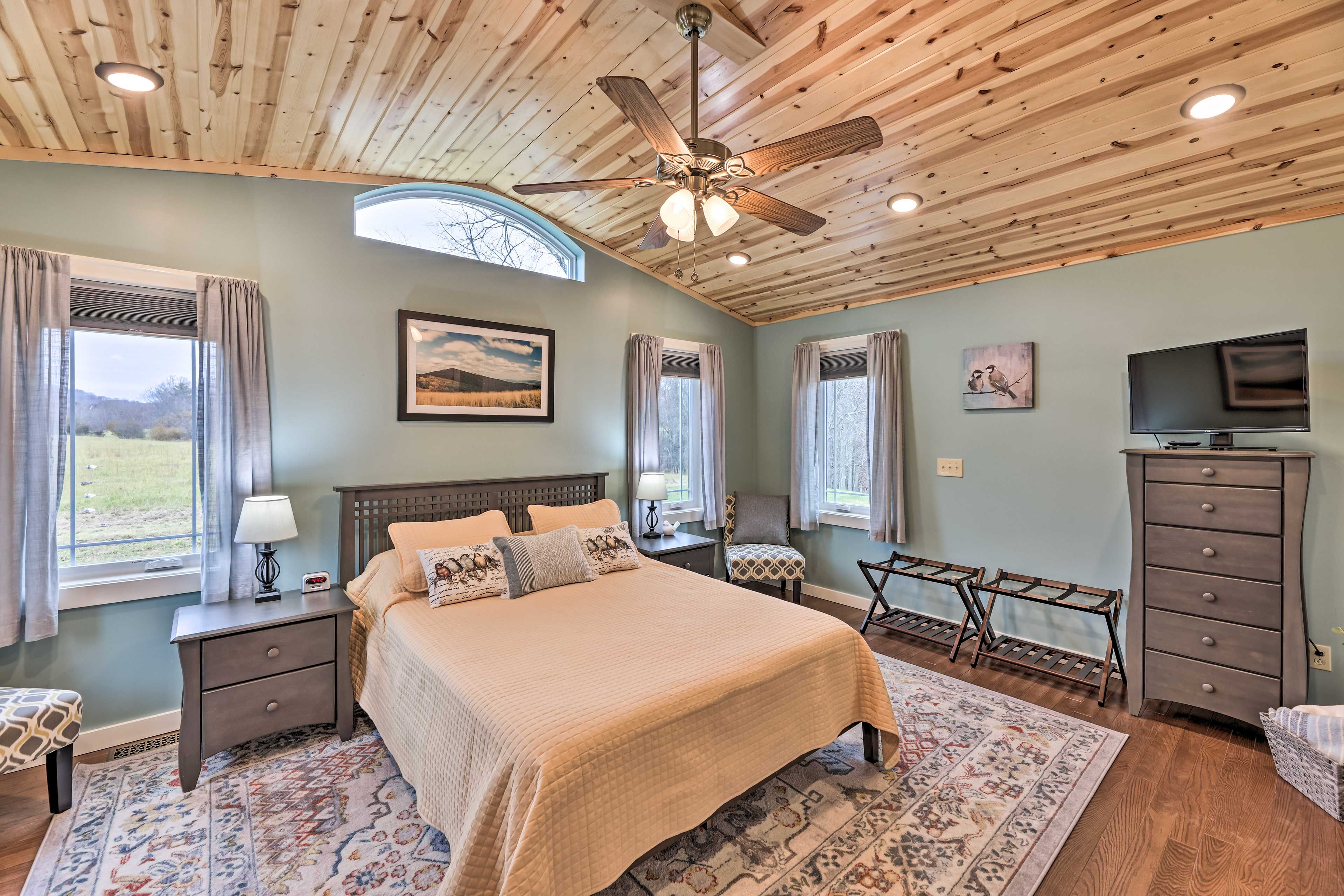 Bedroom | Queen Bed | Smart TV | Hangers