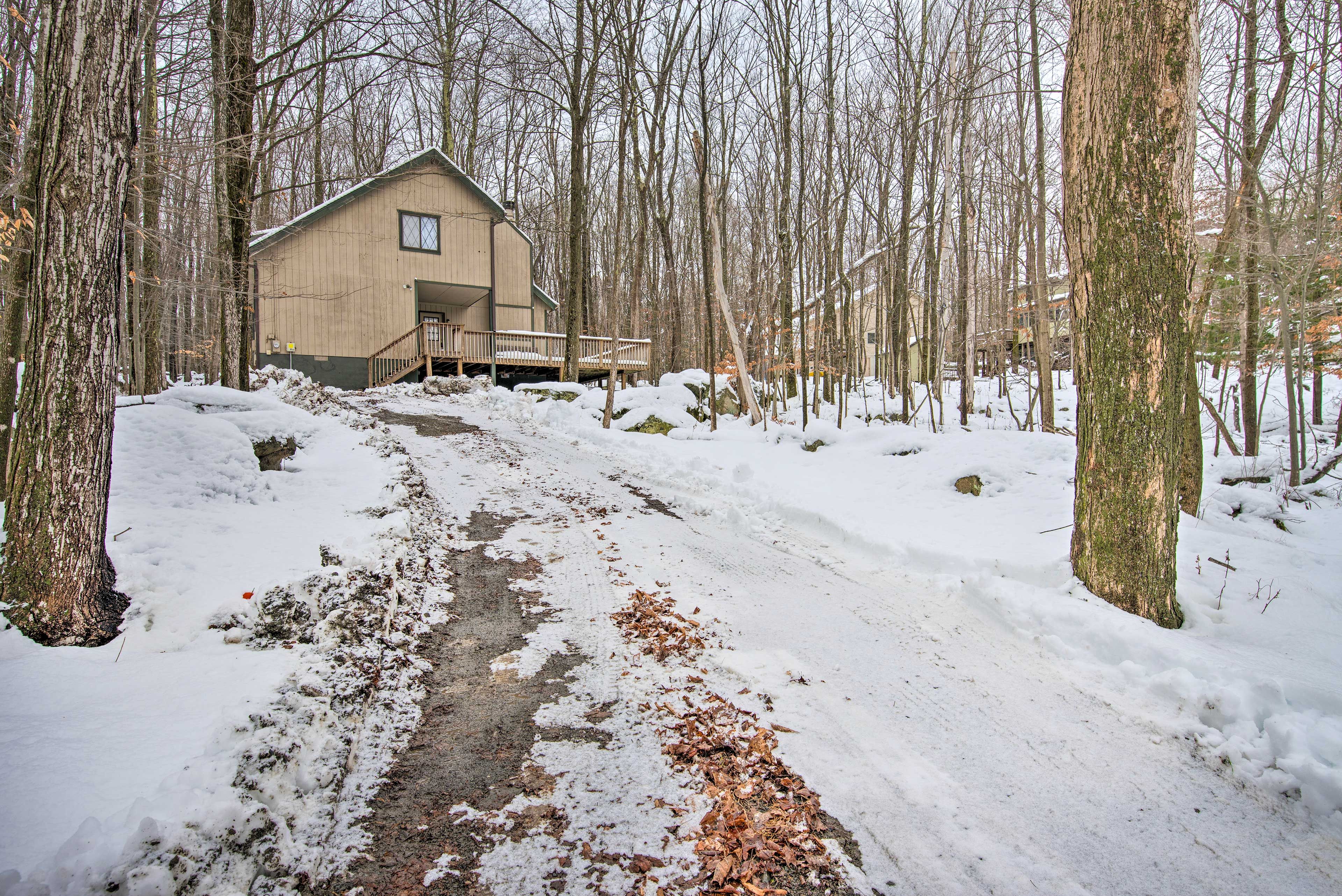 Exterior | Driveway (6 Vehicles)