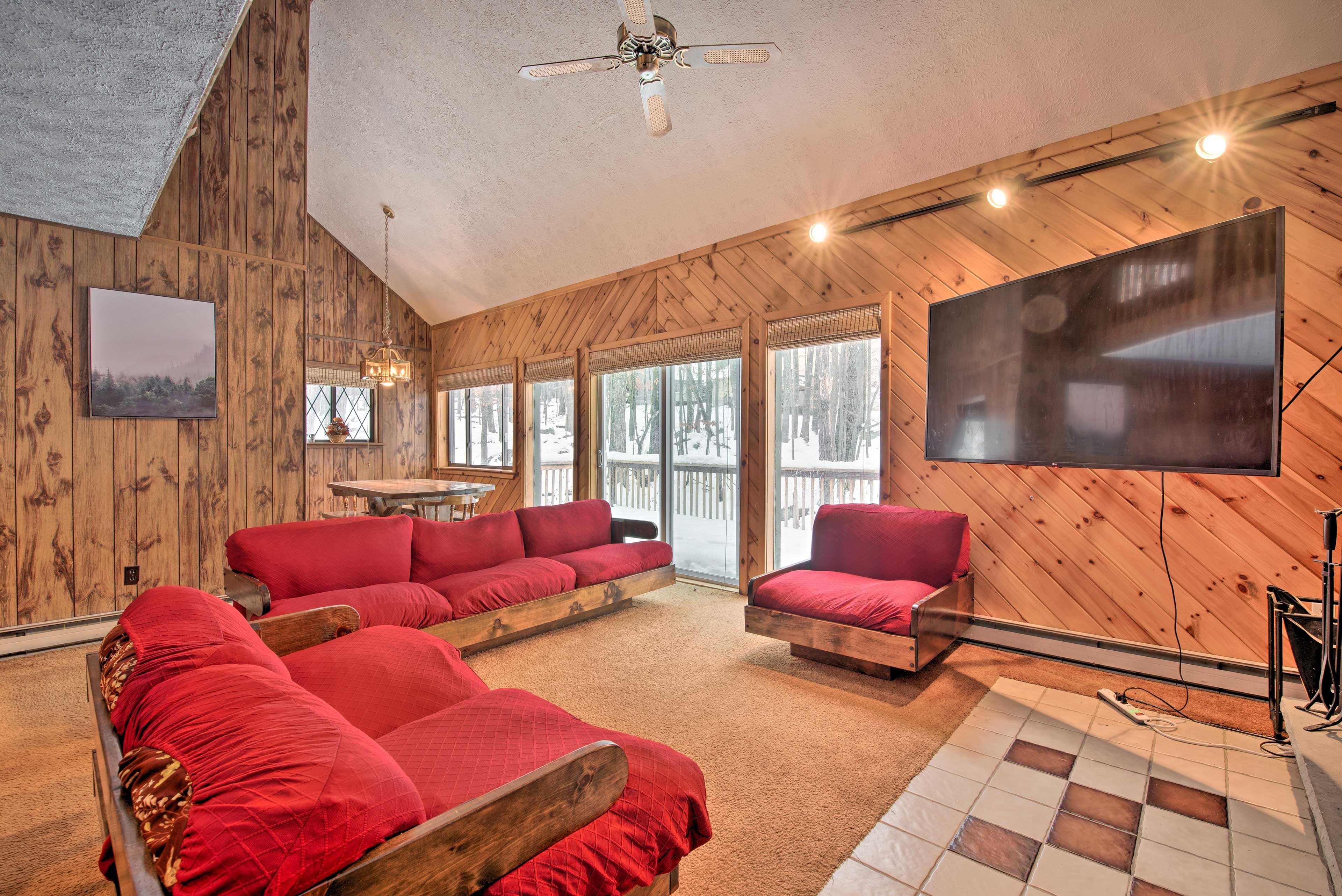 Living Room | 2 Sleeper Sofas | Free WiFi | 70″ Smart TV