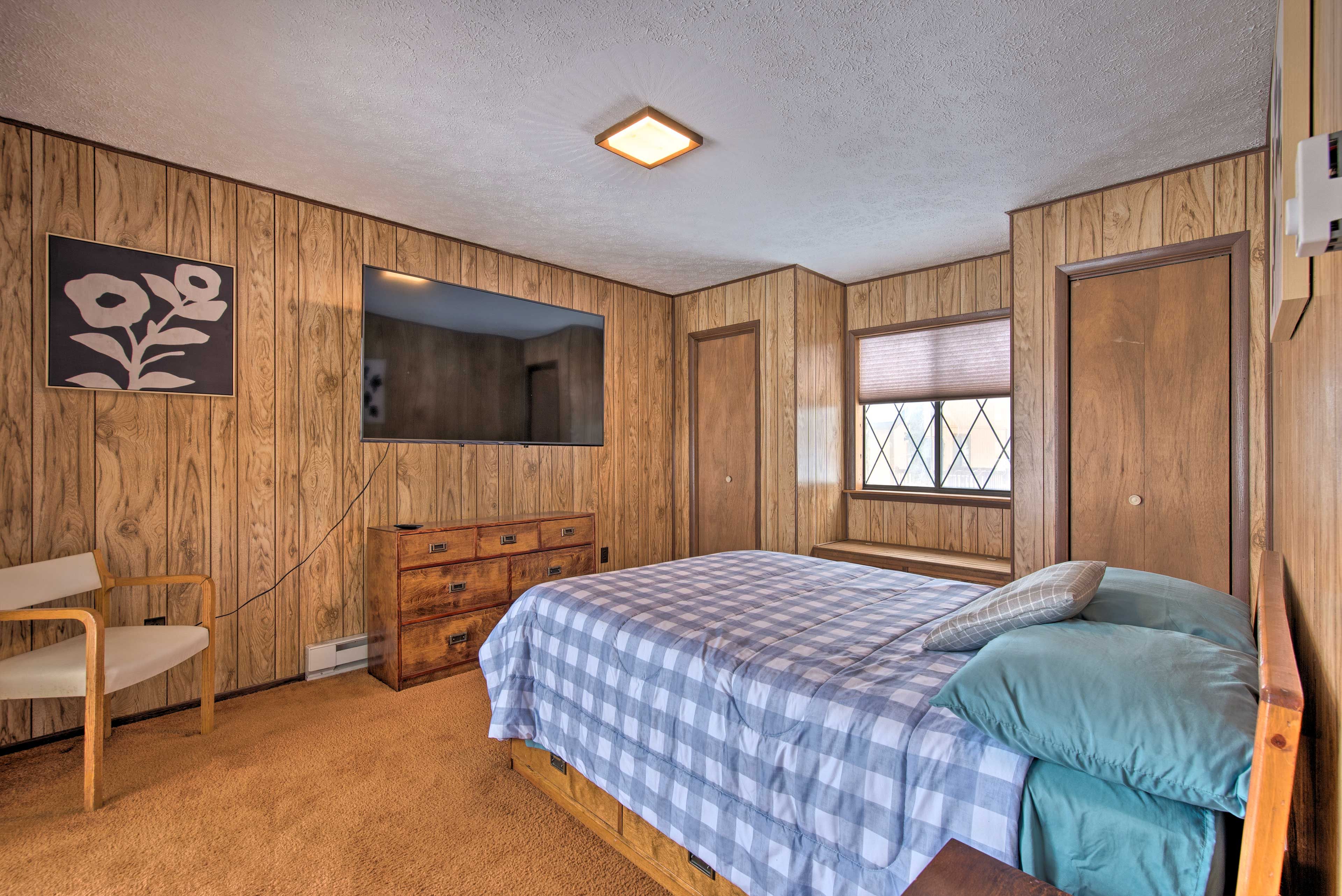 Bedroom 3 | Queen Bed