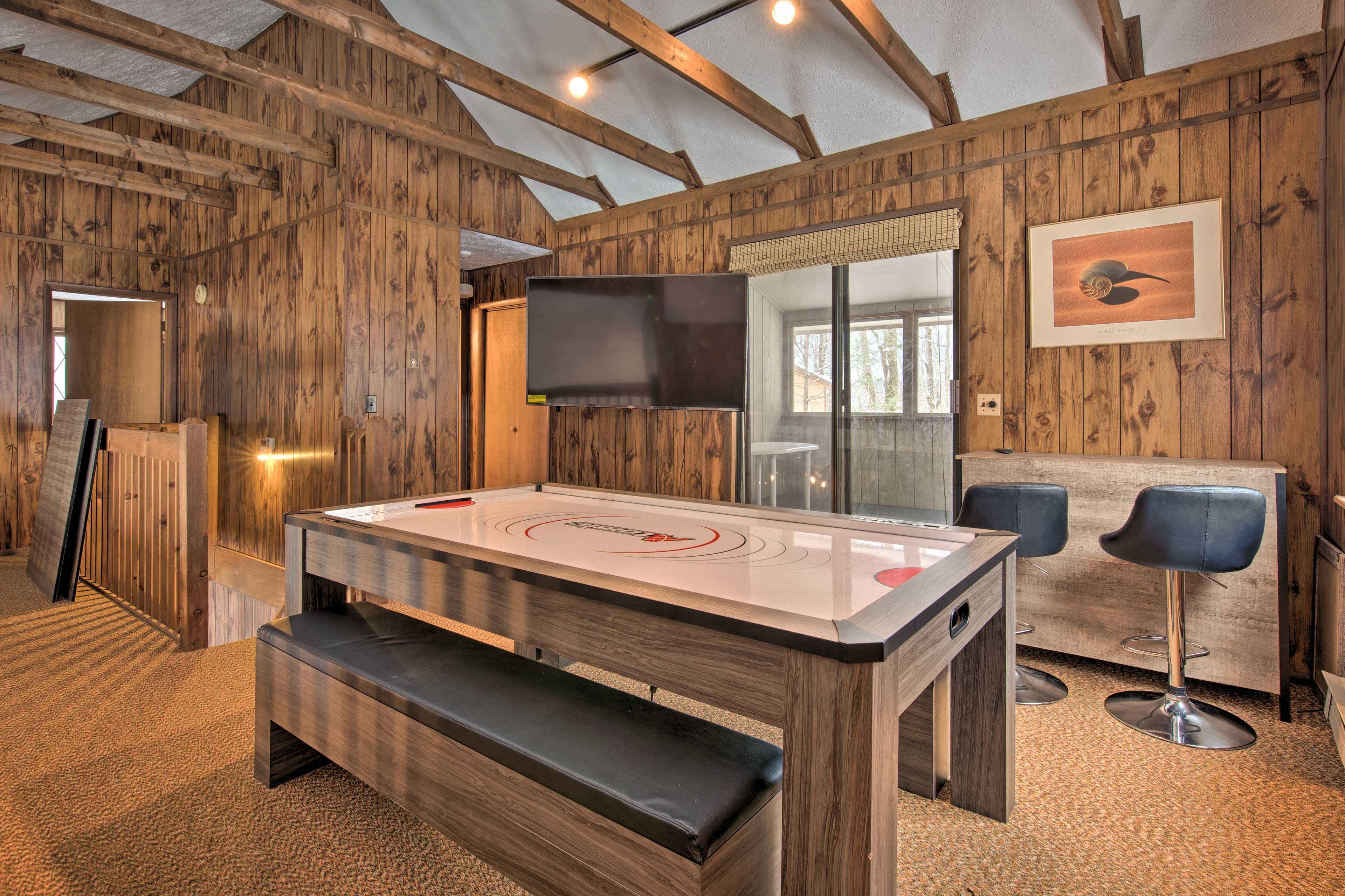 Game Room | Air Hockey/Ping Pong Table | 50″ Smart TV