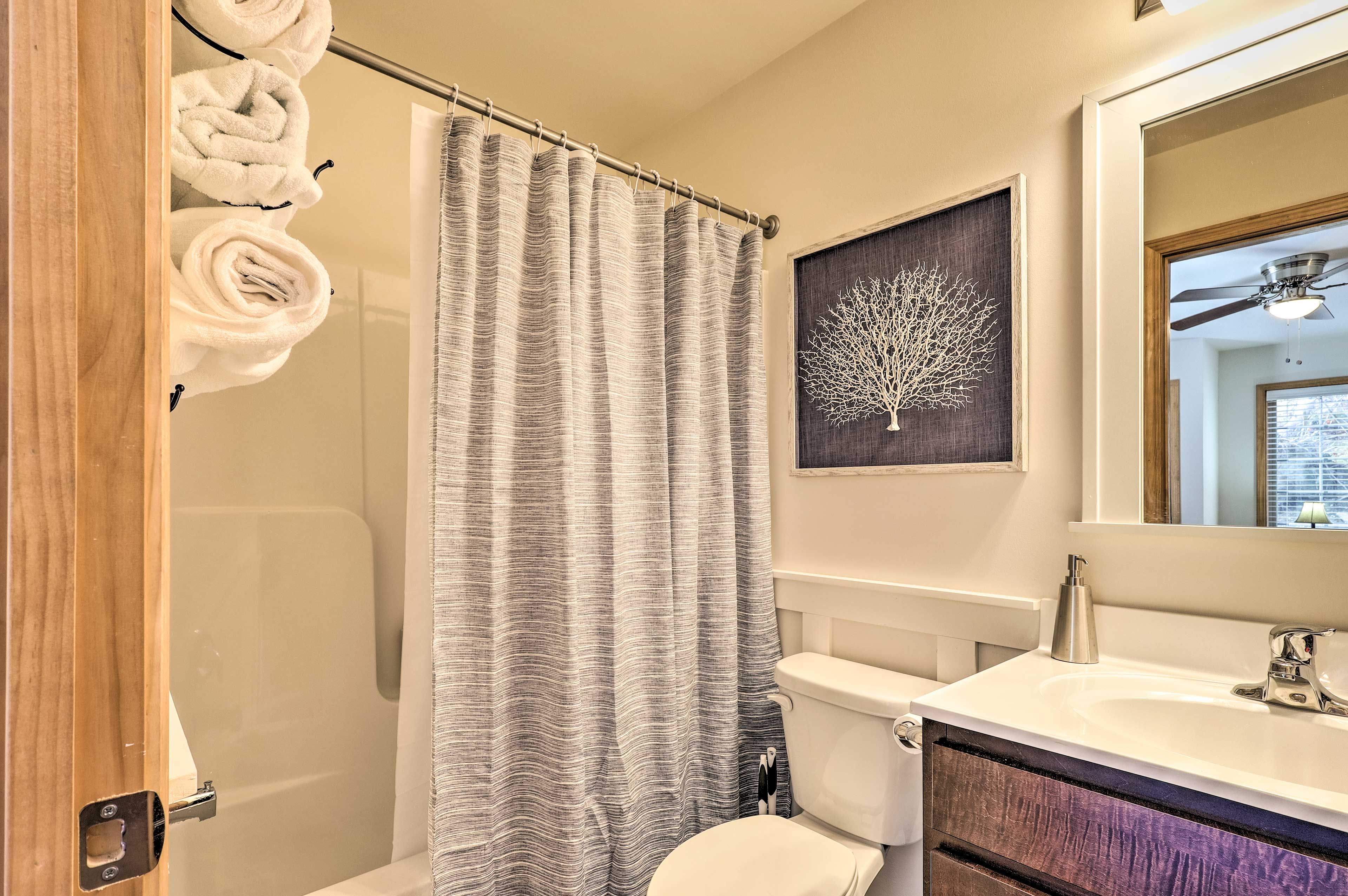 Full Bathroom | Towels Provided | Hair Dryer