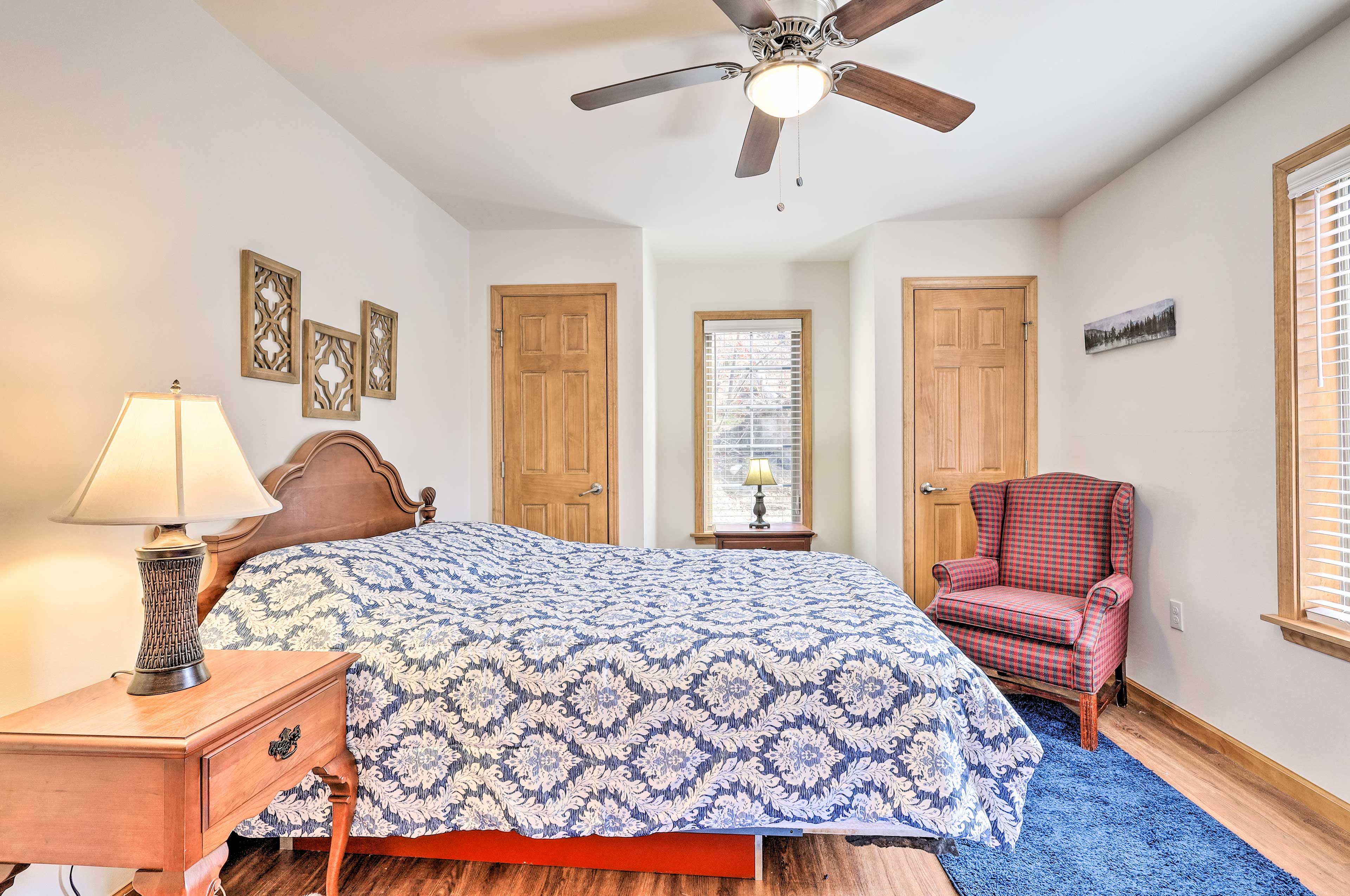 Bedroom 1 | Queen Bed | En-Suite Bathroom