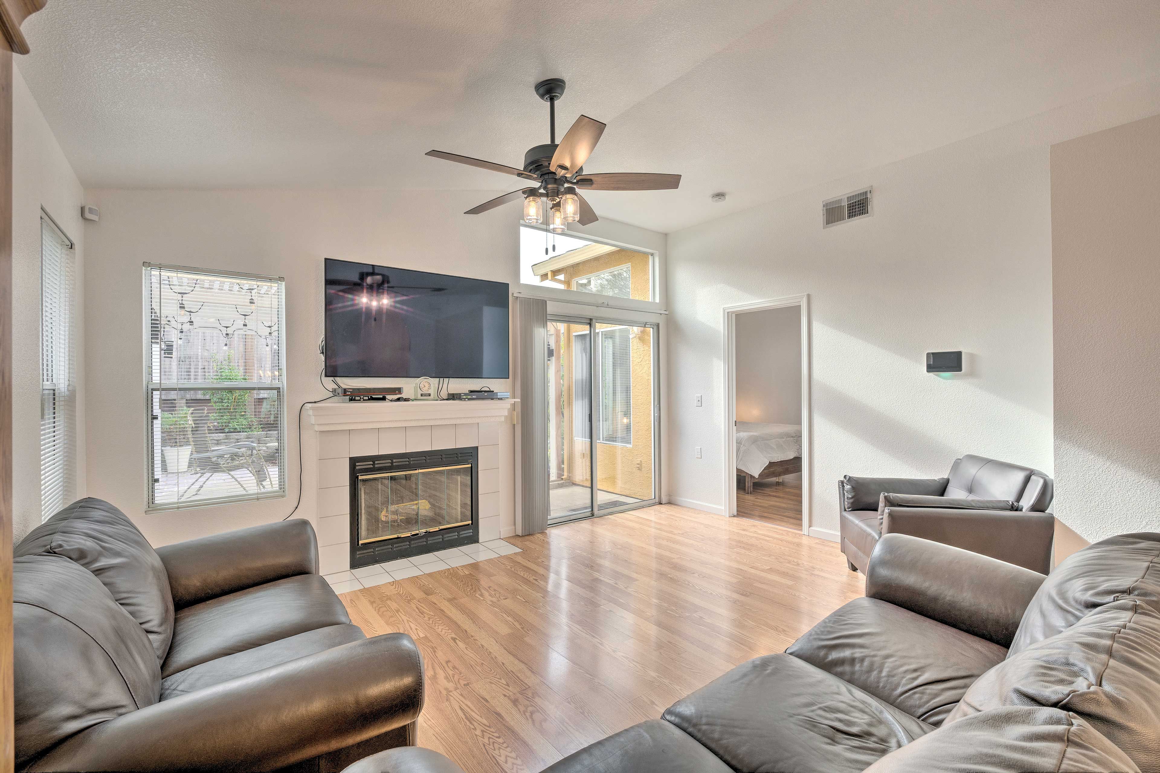 Living Room | Free WiFi | Smart TV | Central A/C | Fireplace (Decorative Only)