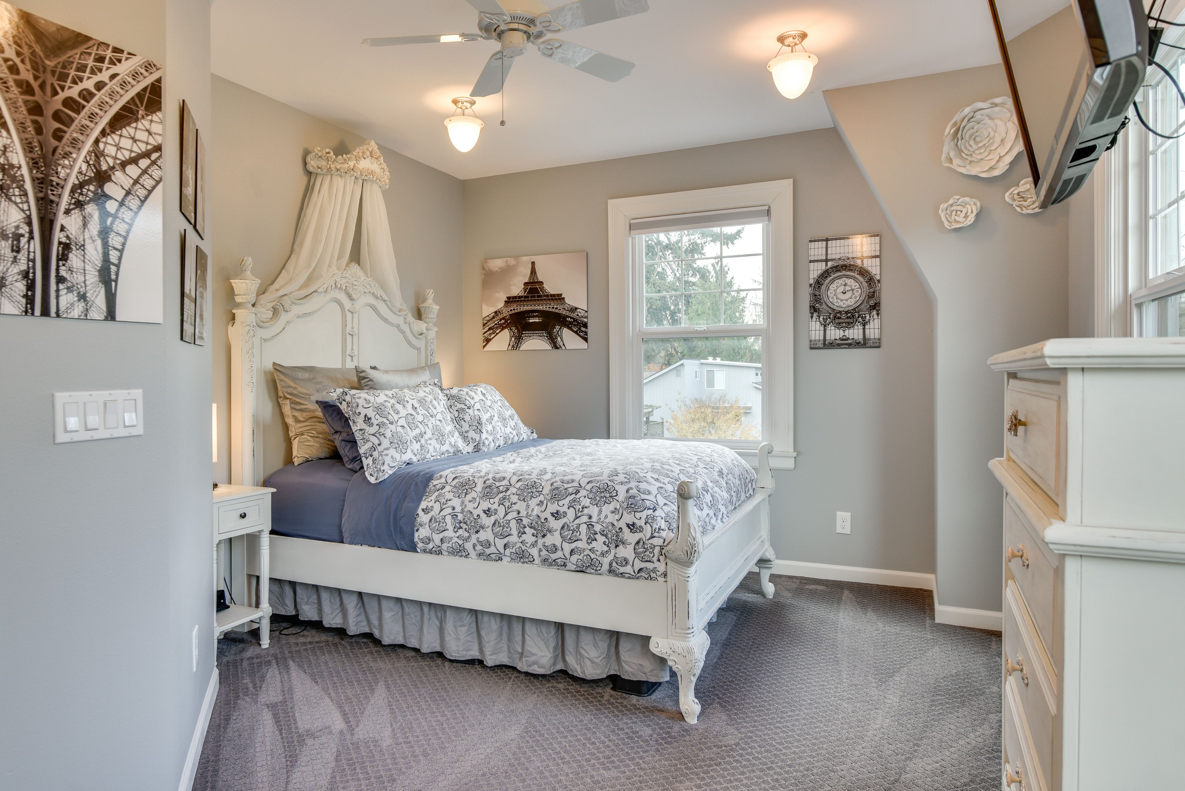 Bedroom | Queen Bed | Smart TV | Ceiling Fans | Linens Provided