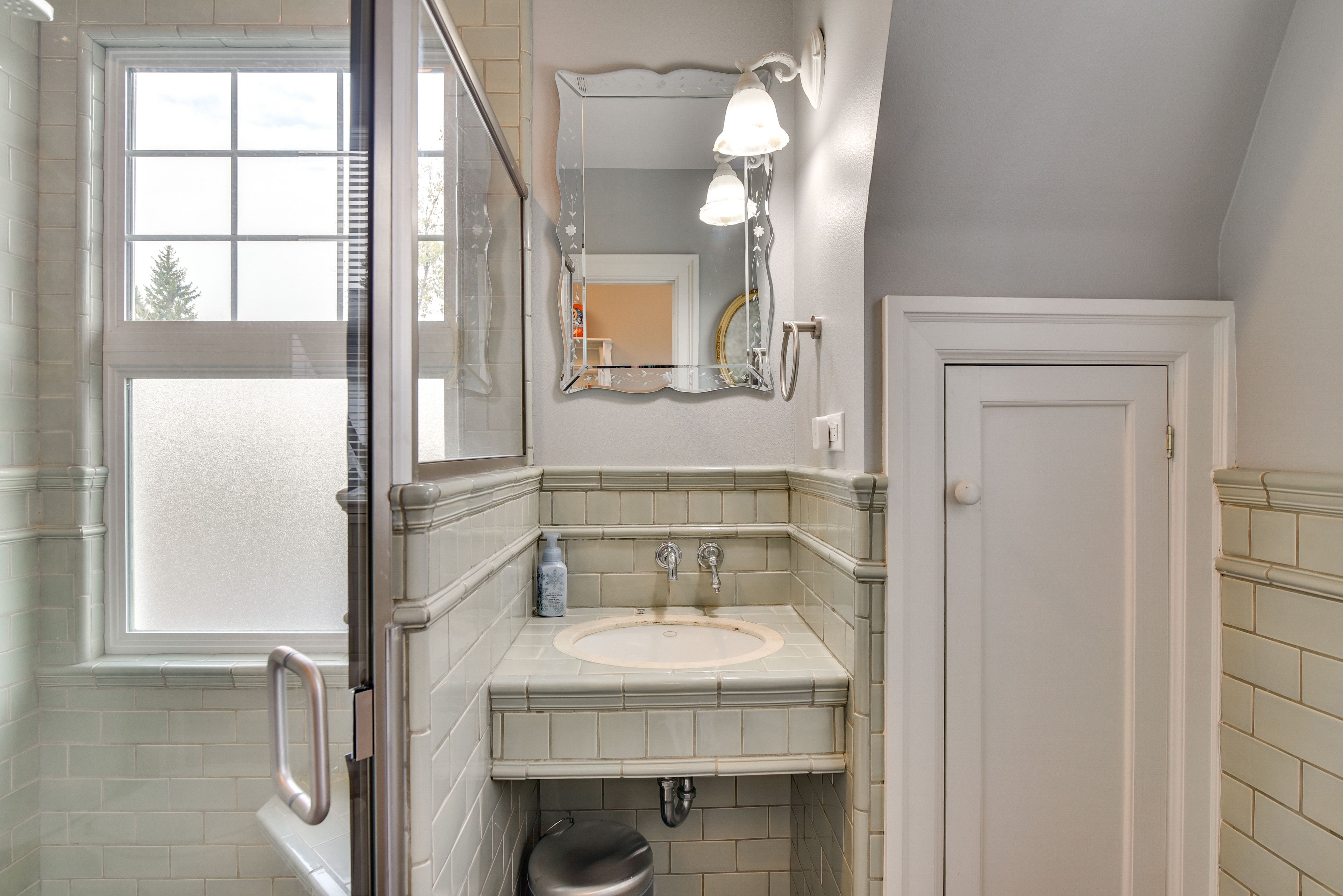 Full Bathroom | Walk-In Shower | Complimentary Toiletries | Towels Provided