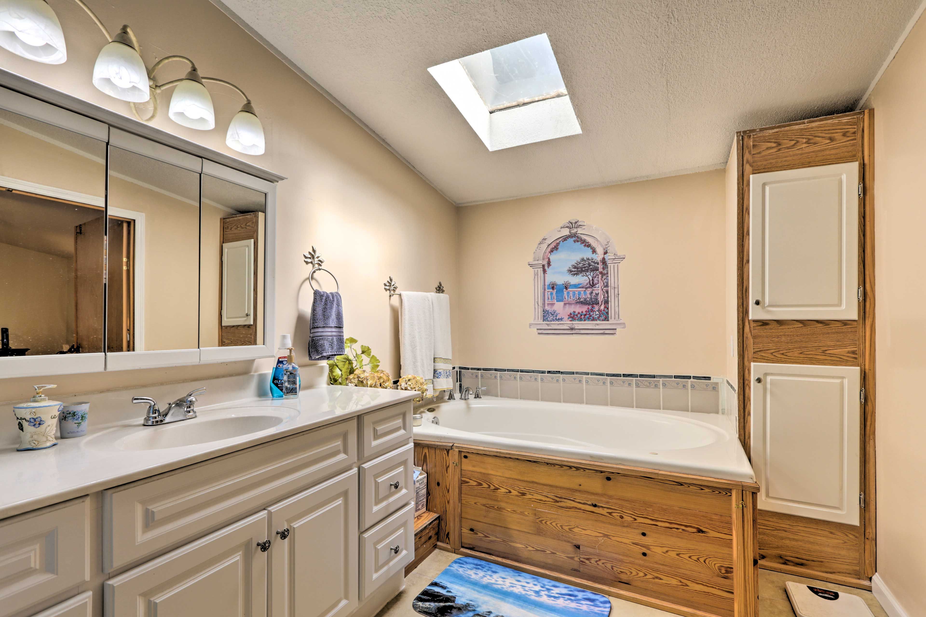 Full Bathroom | Soaking Tub | Towels Provided