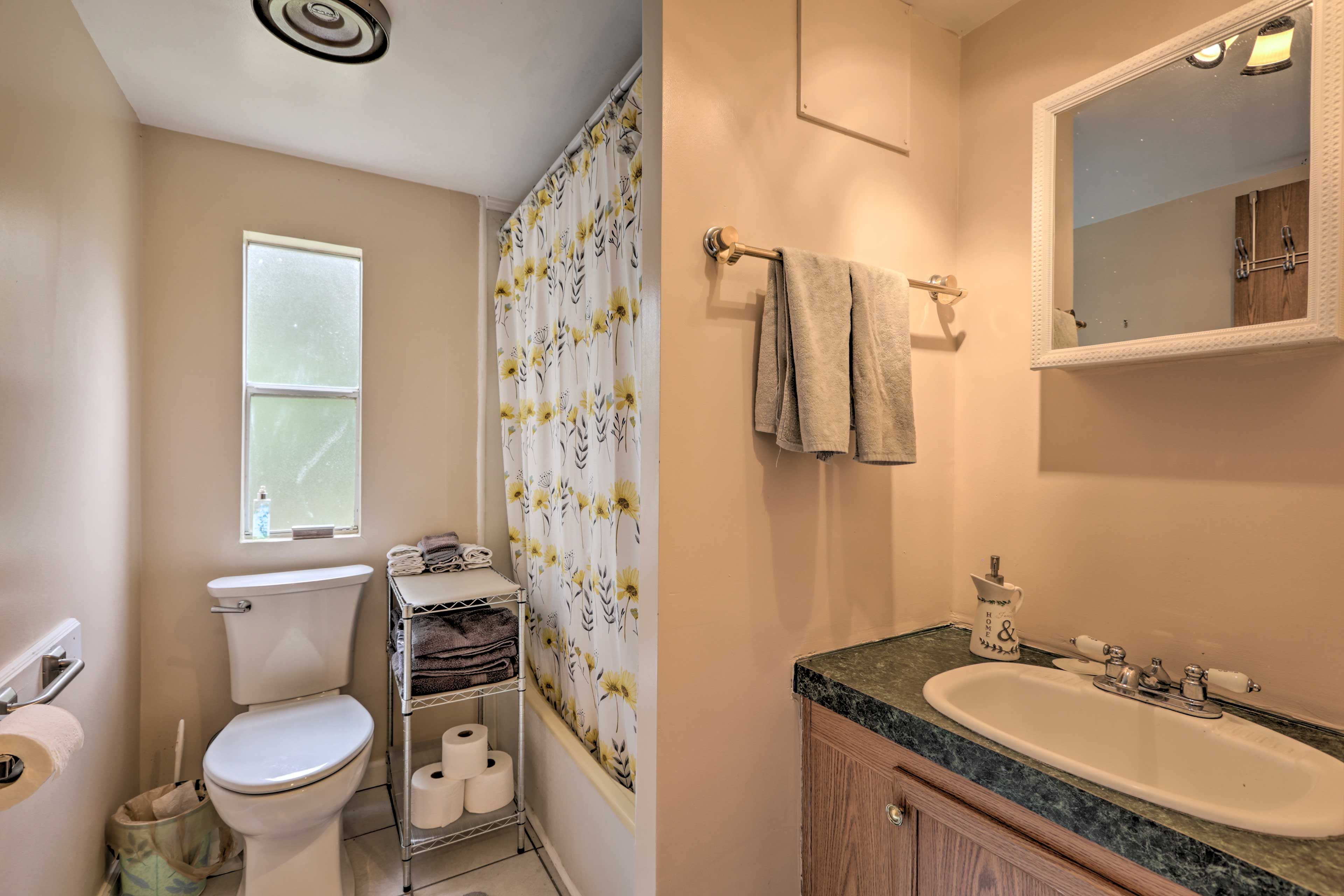 Full Bathroom | Shower/Tub Combo | Towels Provided