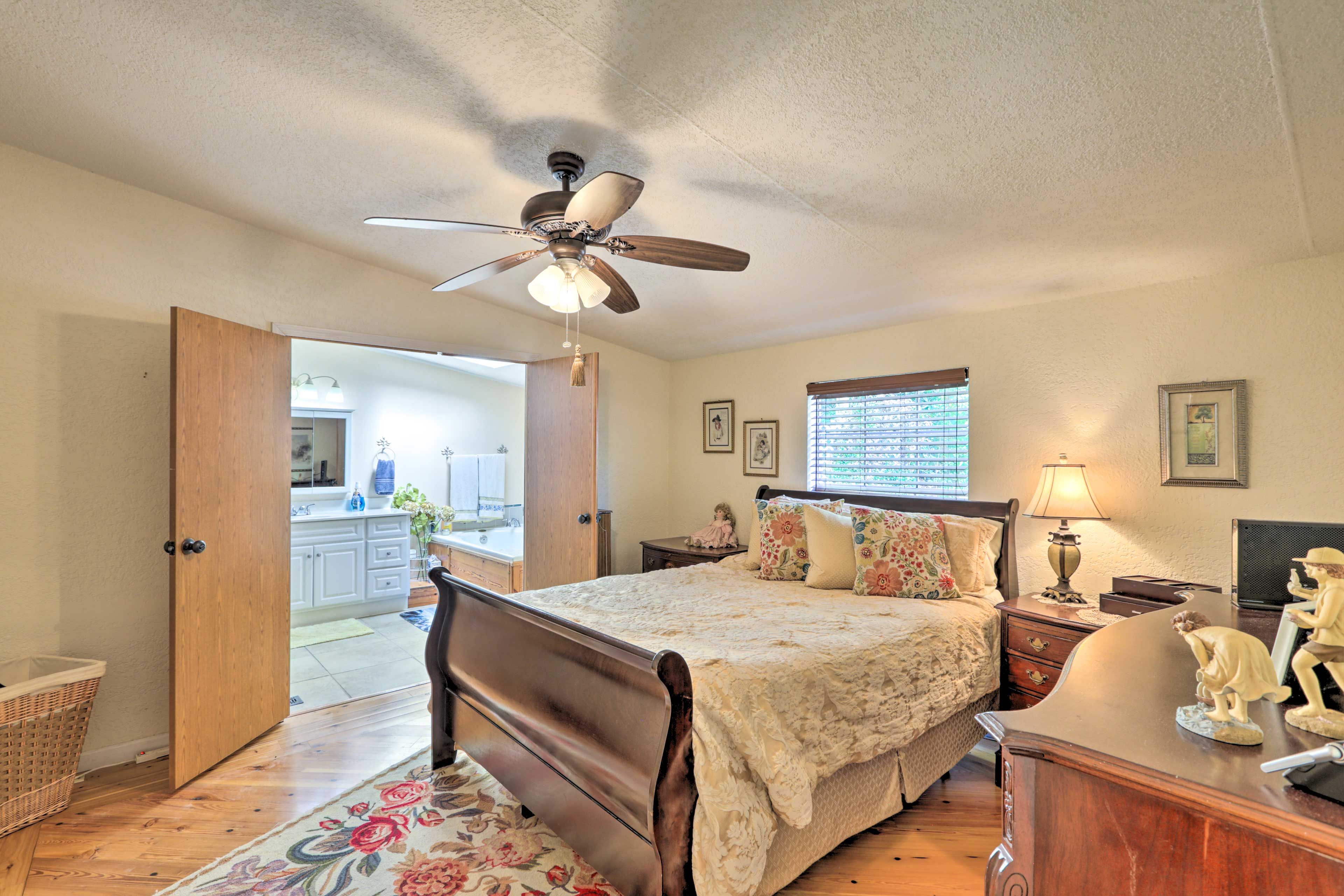 Bedroom 1 | Queen Bed | Linens Provided | En-Suite Bathroom