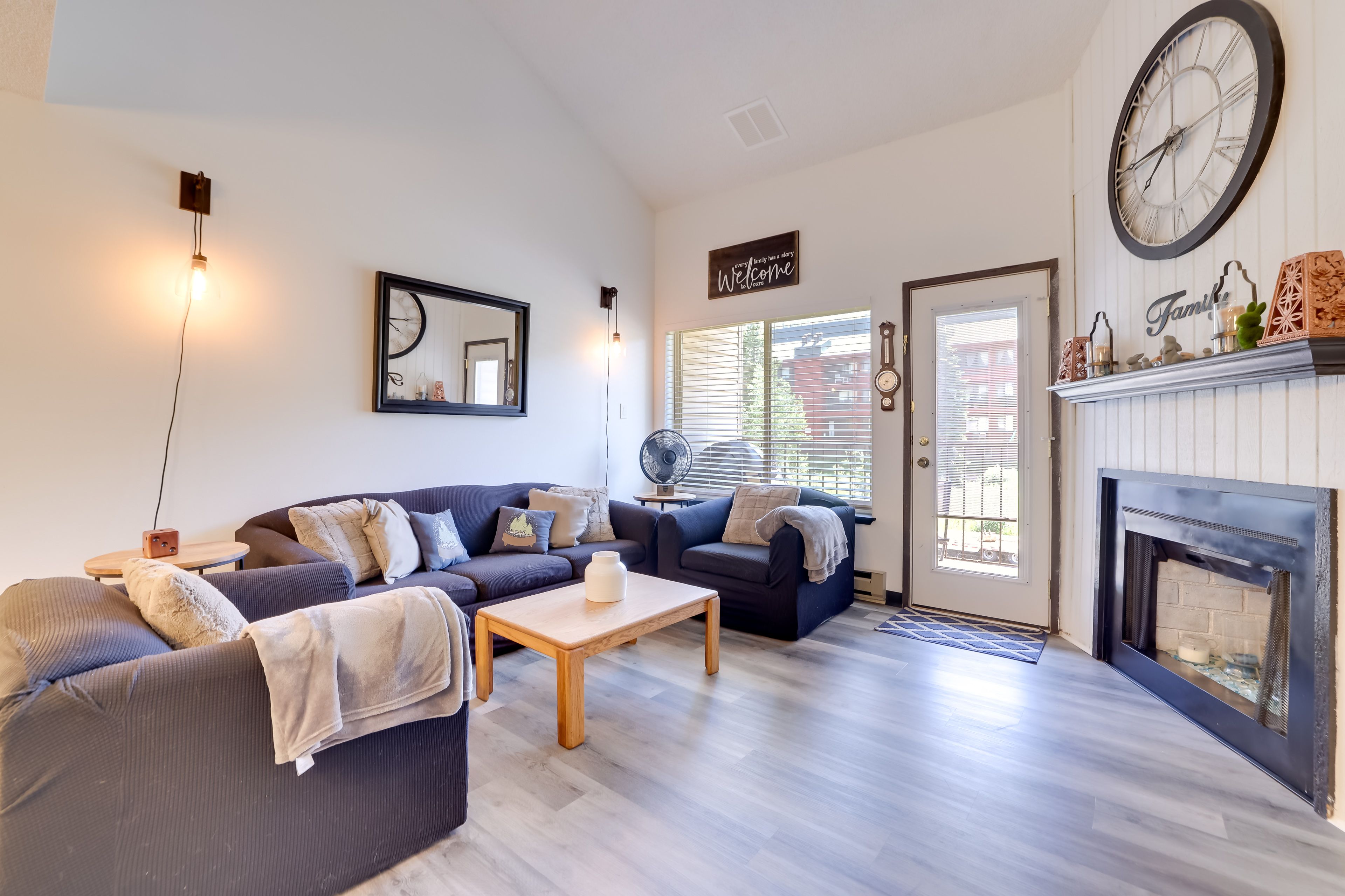 Living Room | Queen Sleeper Sofa | 1st Floor | Free WiFi | Smart TV