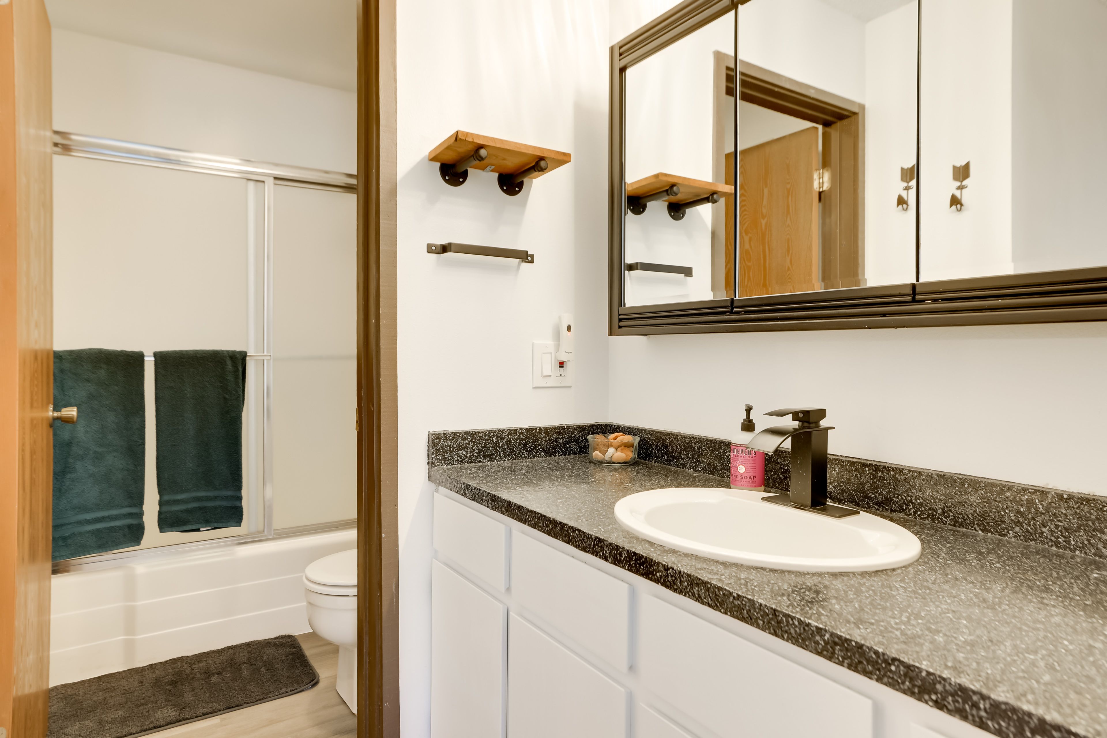 Full Bathroom | 1st Floor | Towels Provided | Complimentary Toiletries