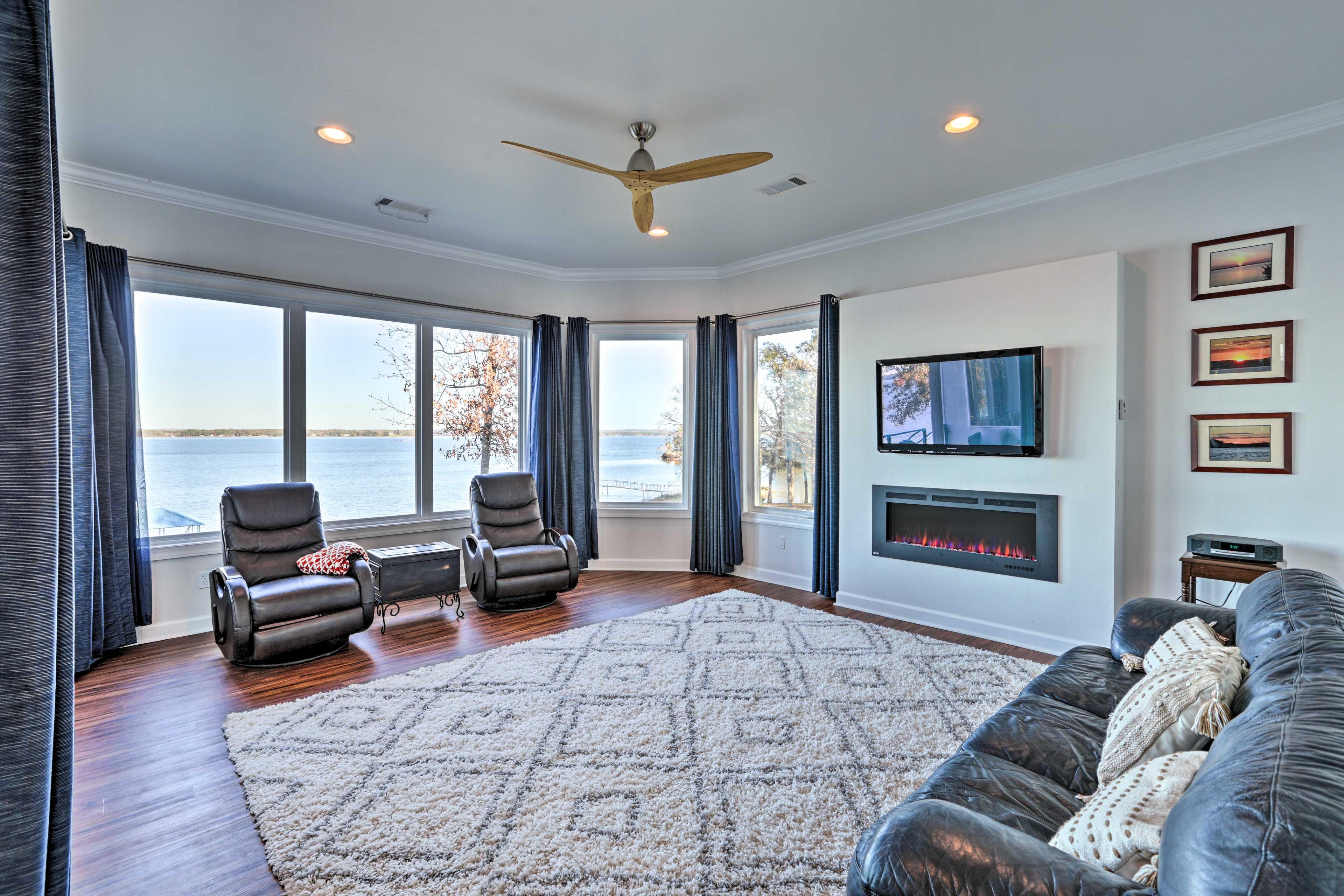 Living Room | Central A/C | Smart TV