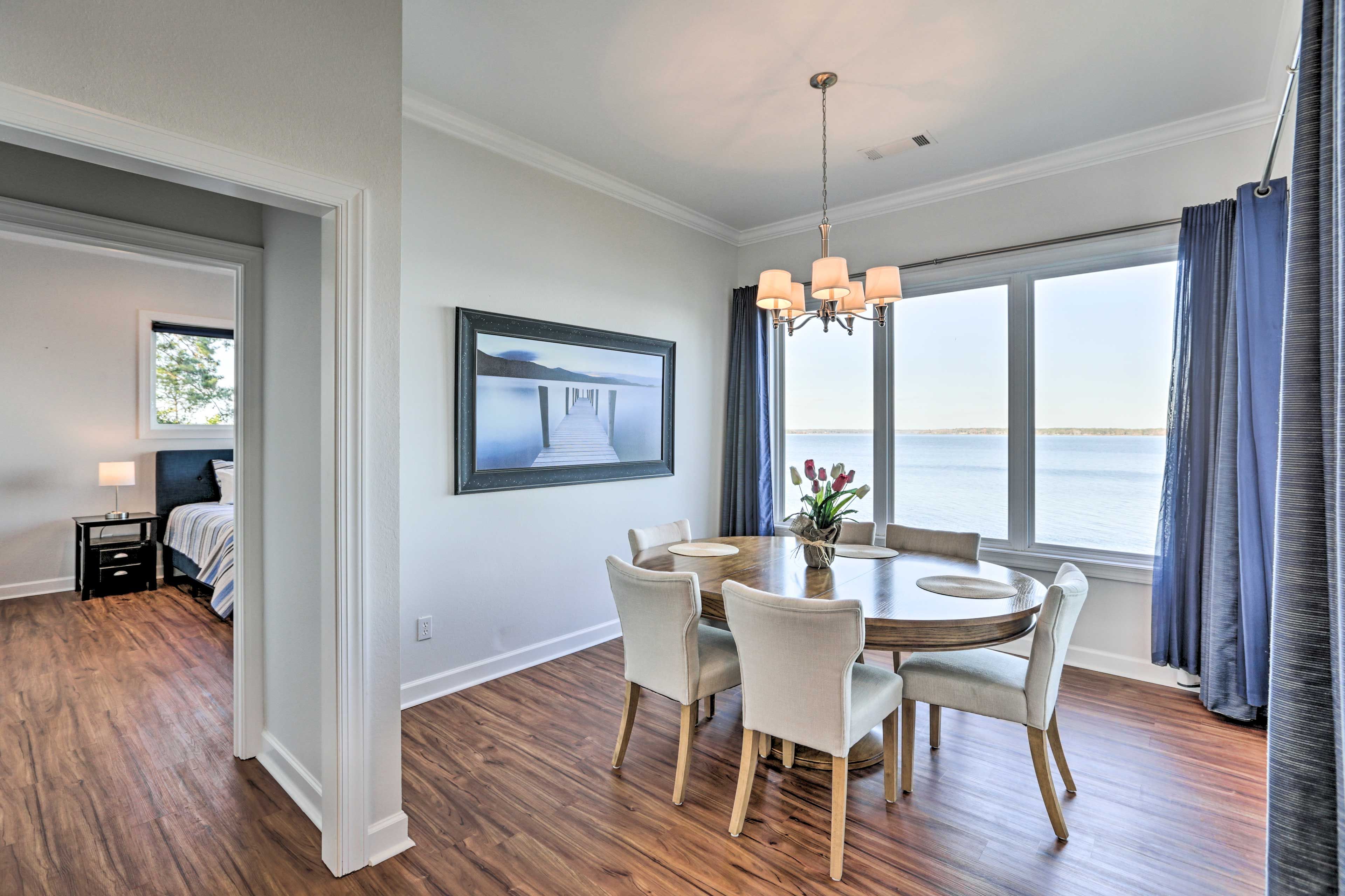 Dining Area | Dishware/Flatware Provided