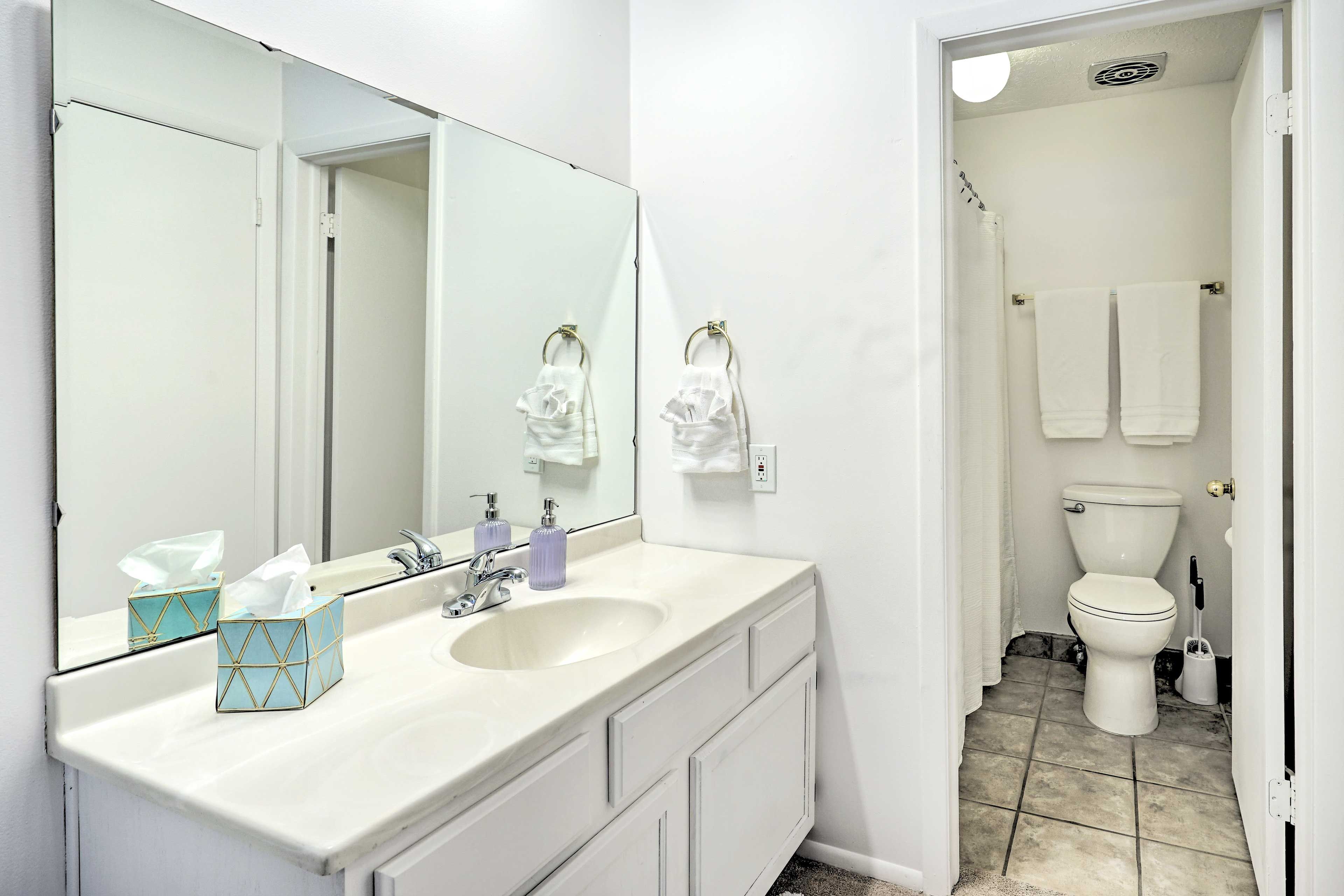 Jack & Jill Bathroom | Main Floor
