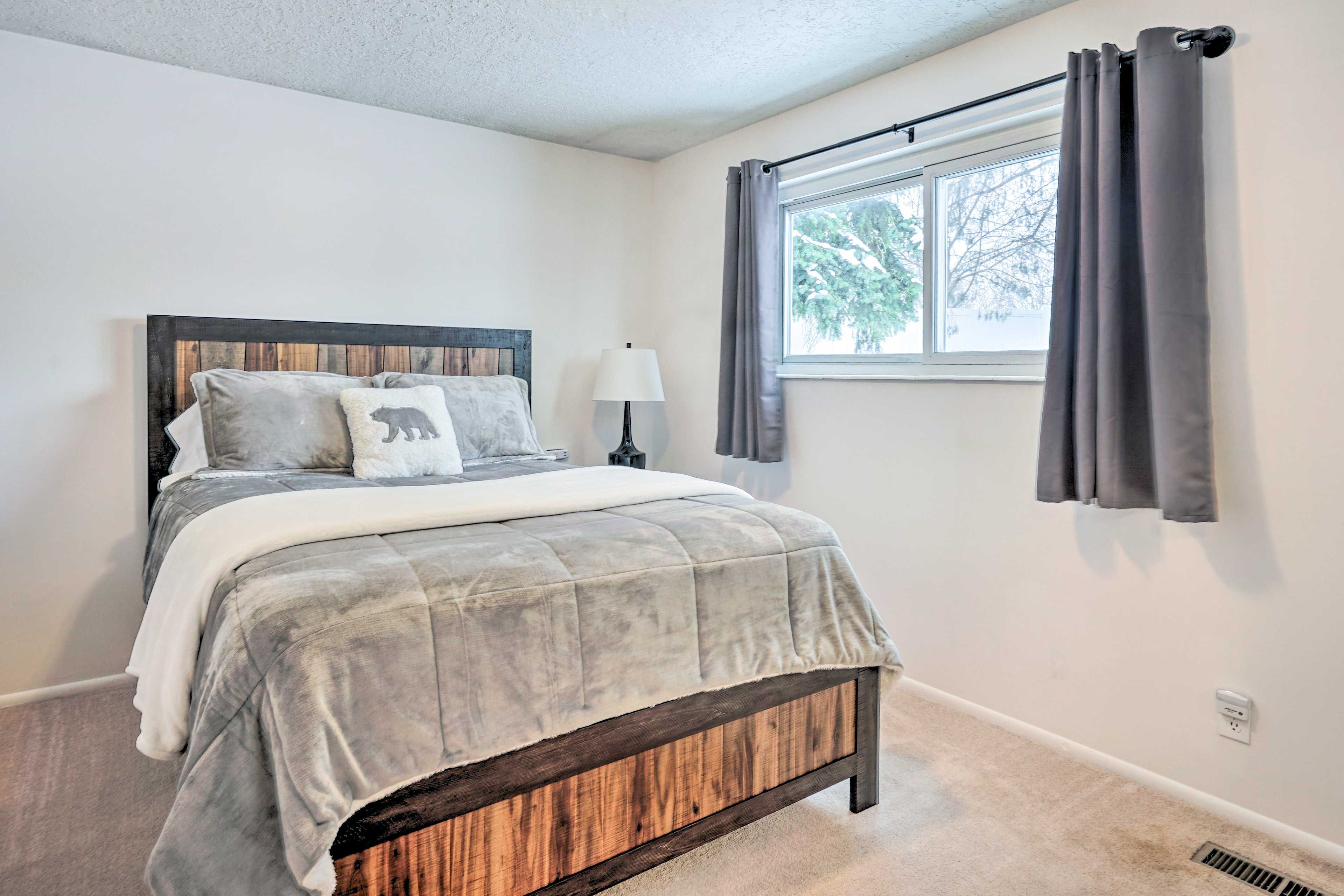 Bedroom 2 | Queen Bed | Main Floor