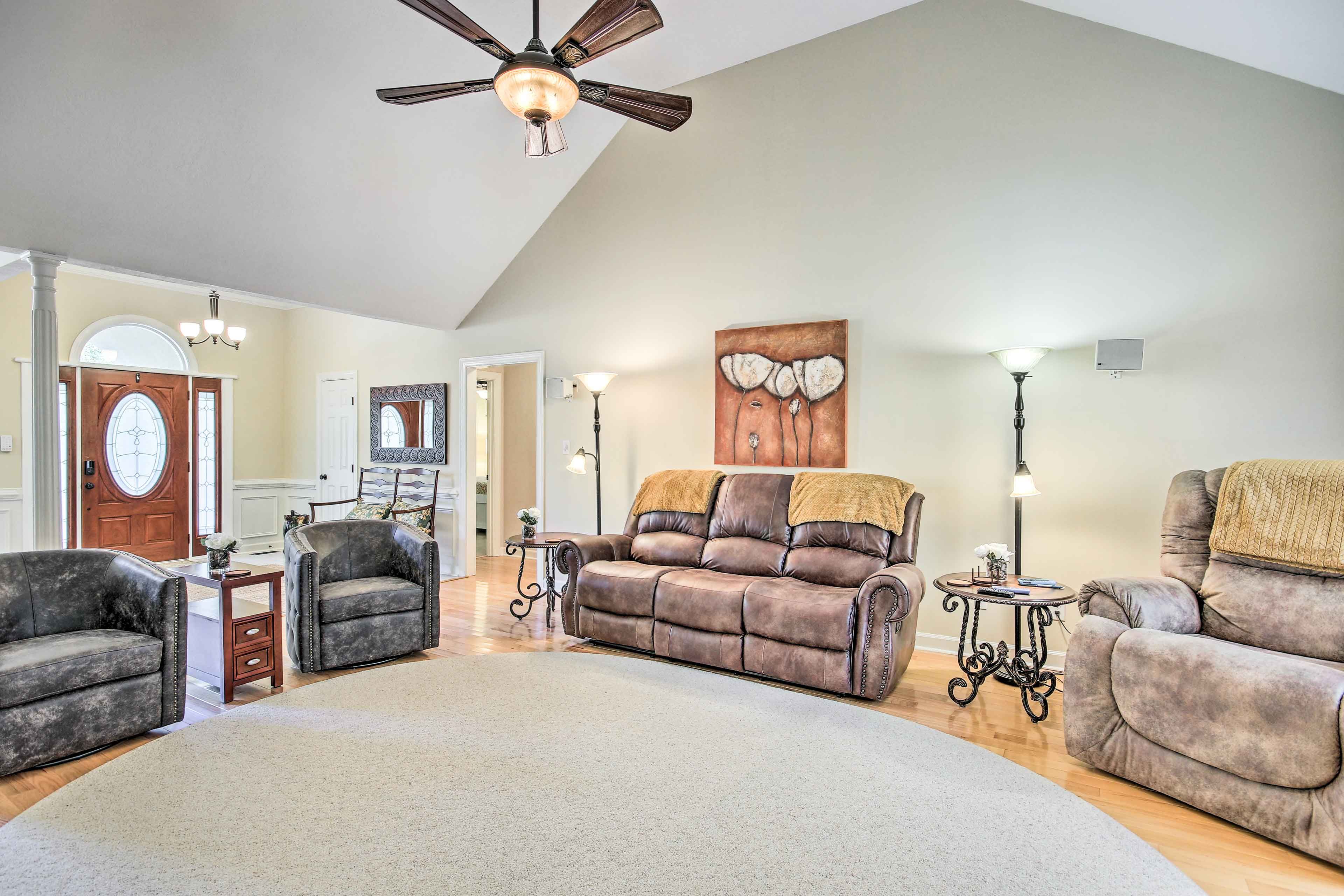 Living Room | Central A/C | Free WiFi | Gas Fireplace Currently Unavailable