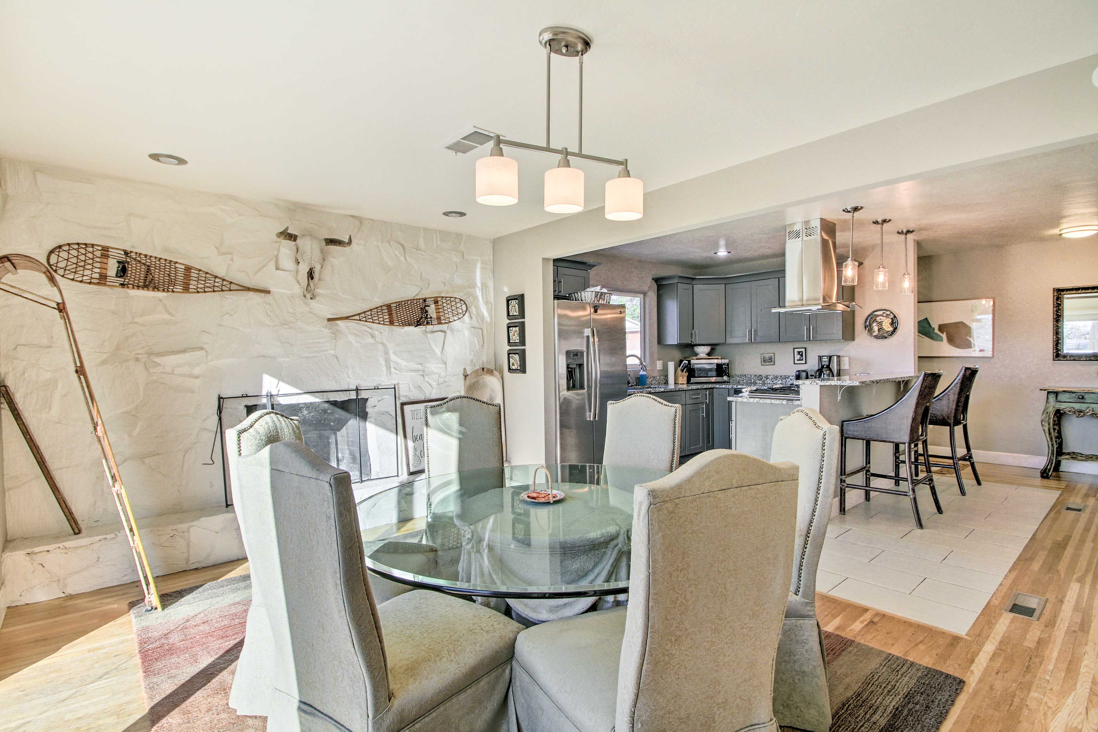 Dining Area | Dishware/Flatware Provided