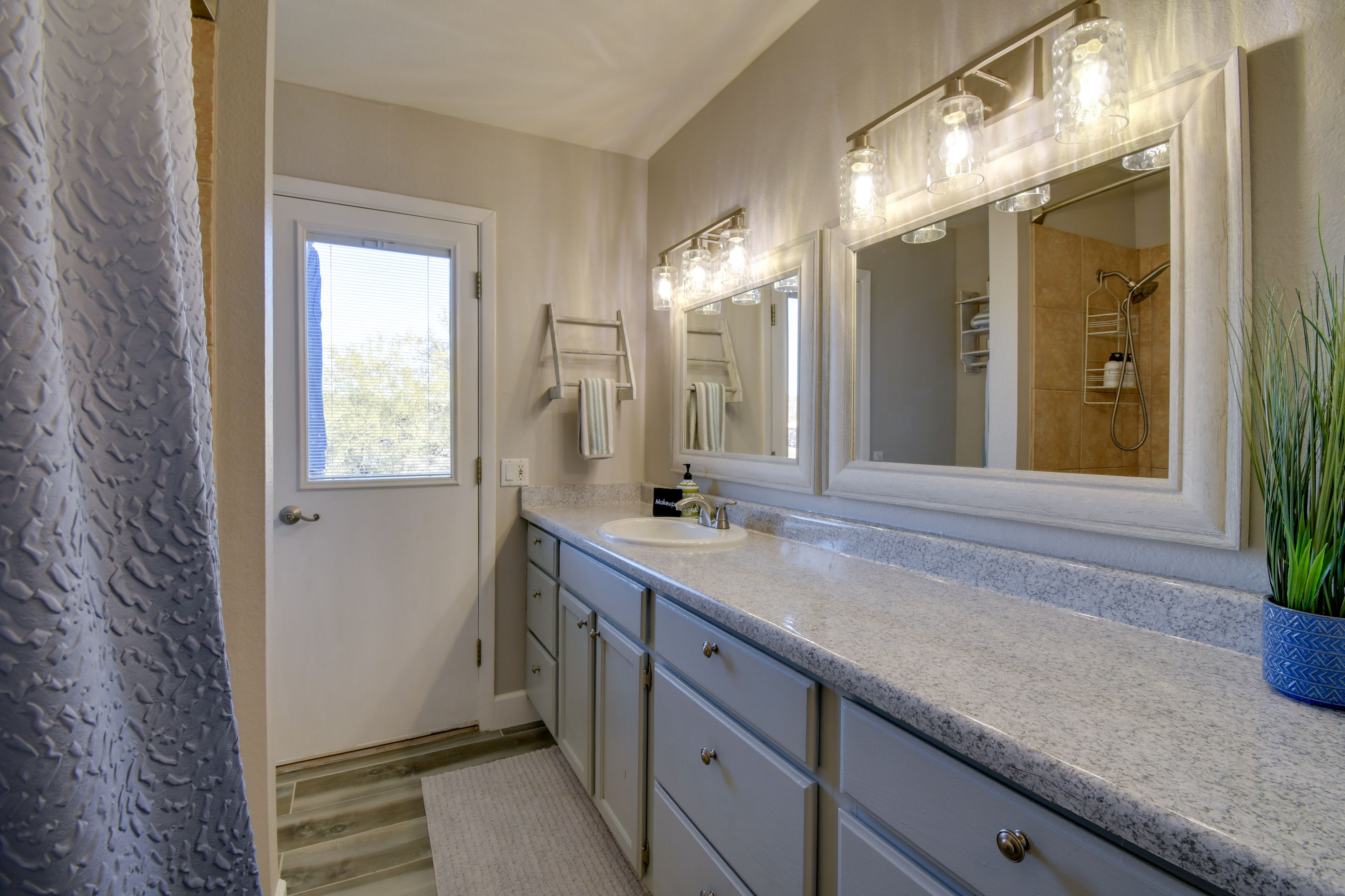 Full Bathroom | Towels Provided | Complimentary Toiletries