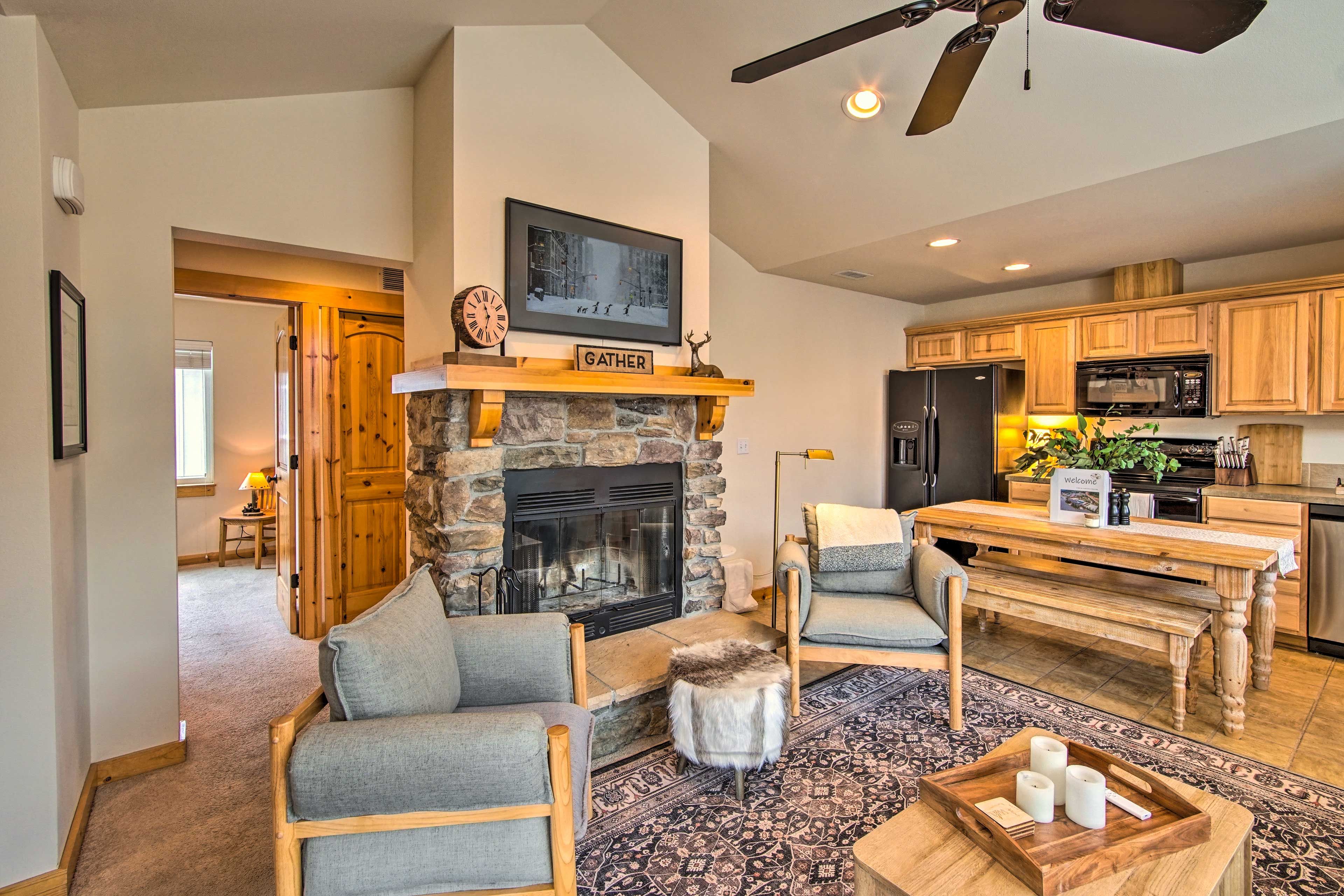 Living Room | Wood-Burning Fireplace | Smart TV | Central Air Conditioning