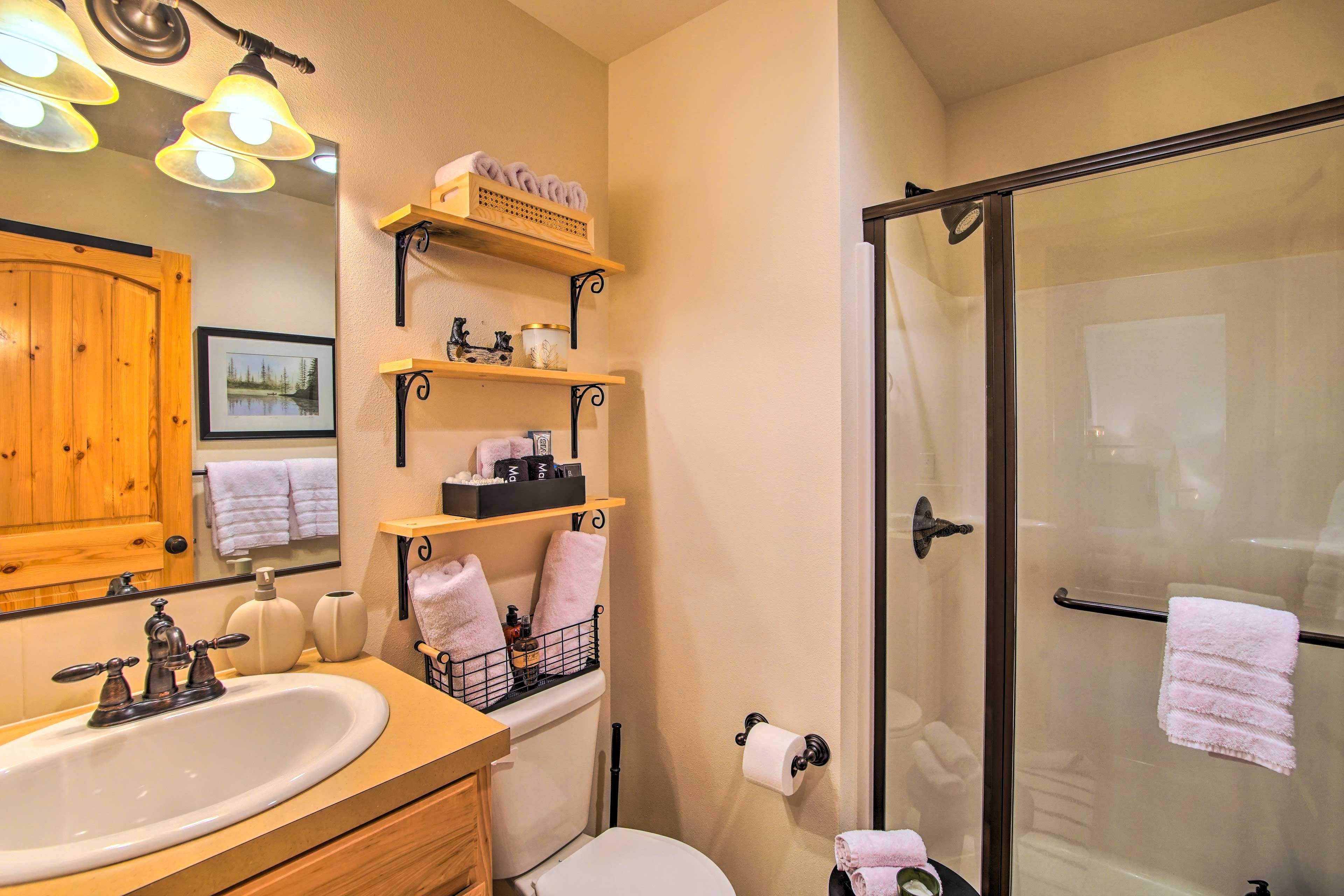 Full Bathroom | Complimentary Toiletries | Towels Provided