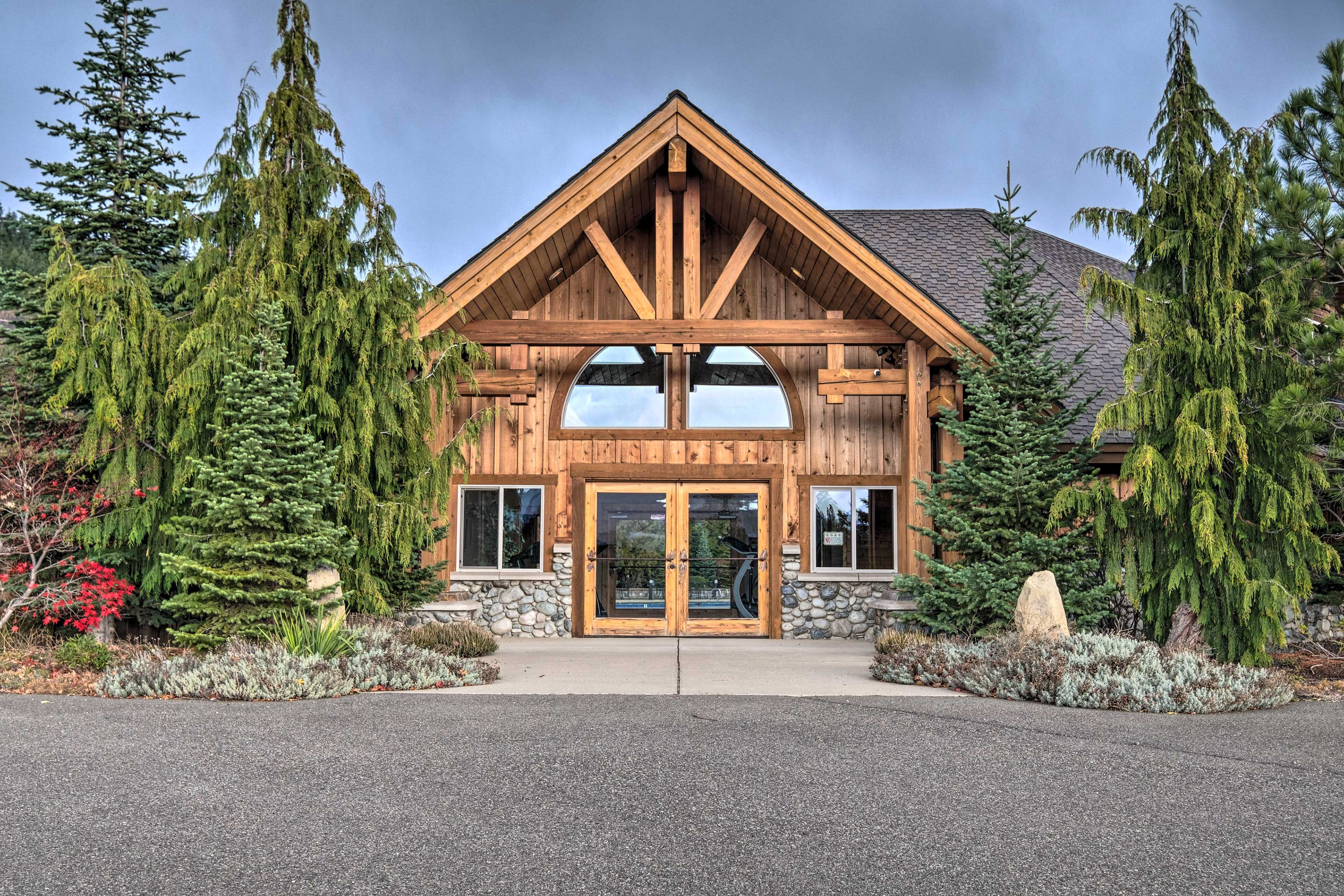 Community Amenities | Outdoor Pool | Picnic Area | Basketball & Tennis Courts