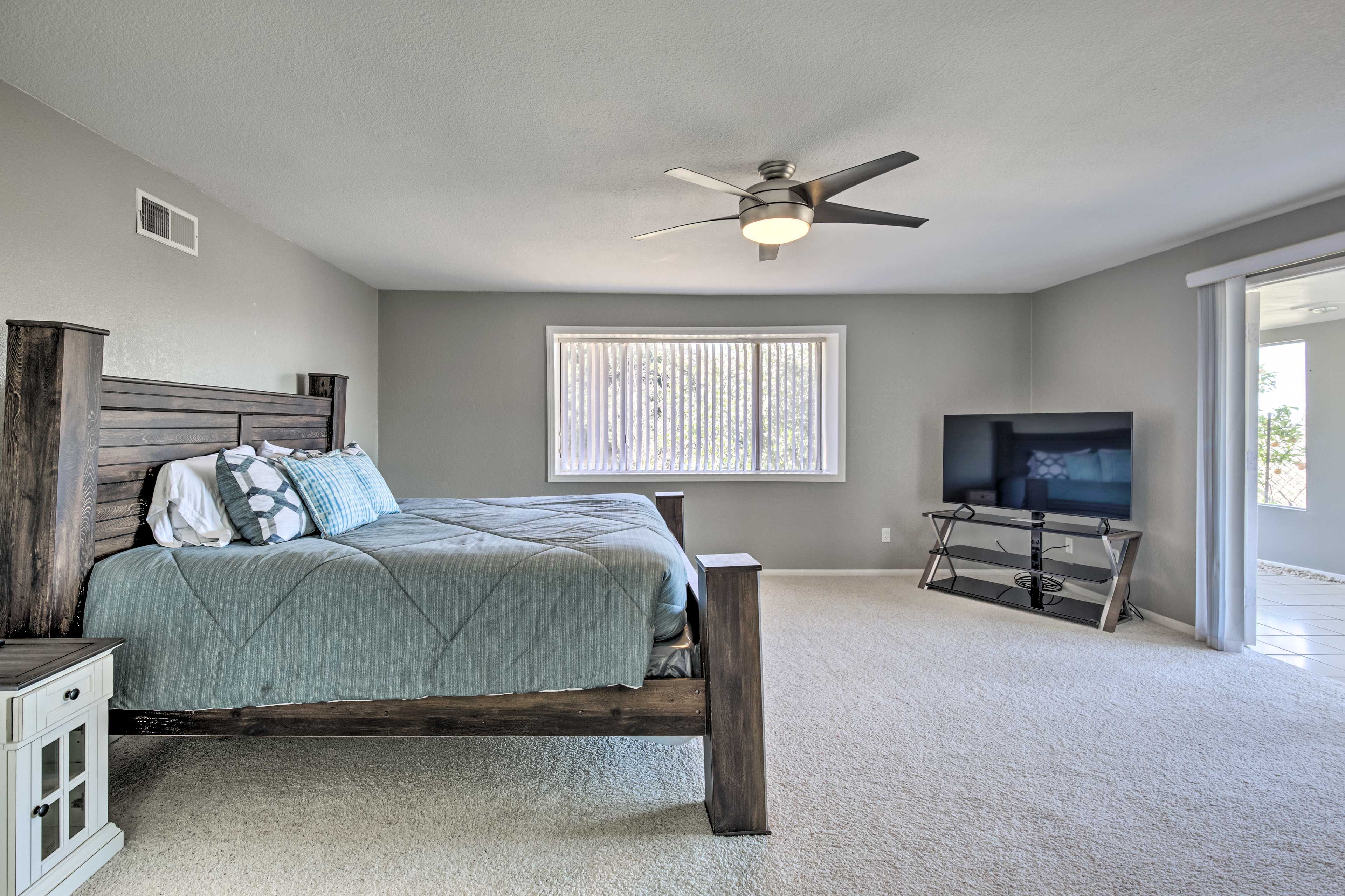 Bedroom 2 | Queen Bed | Main Level | Smart TV