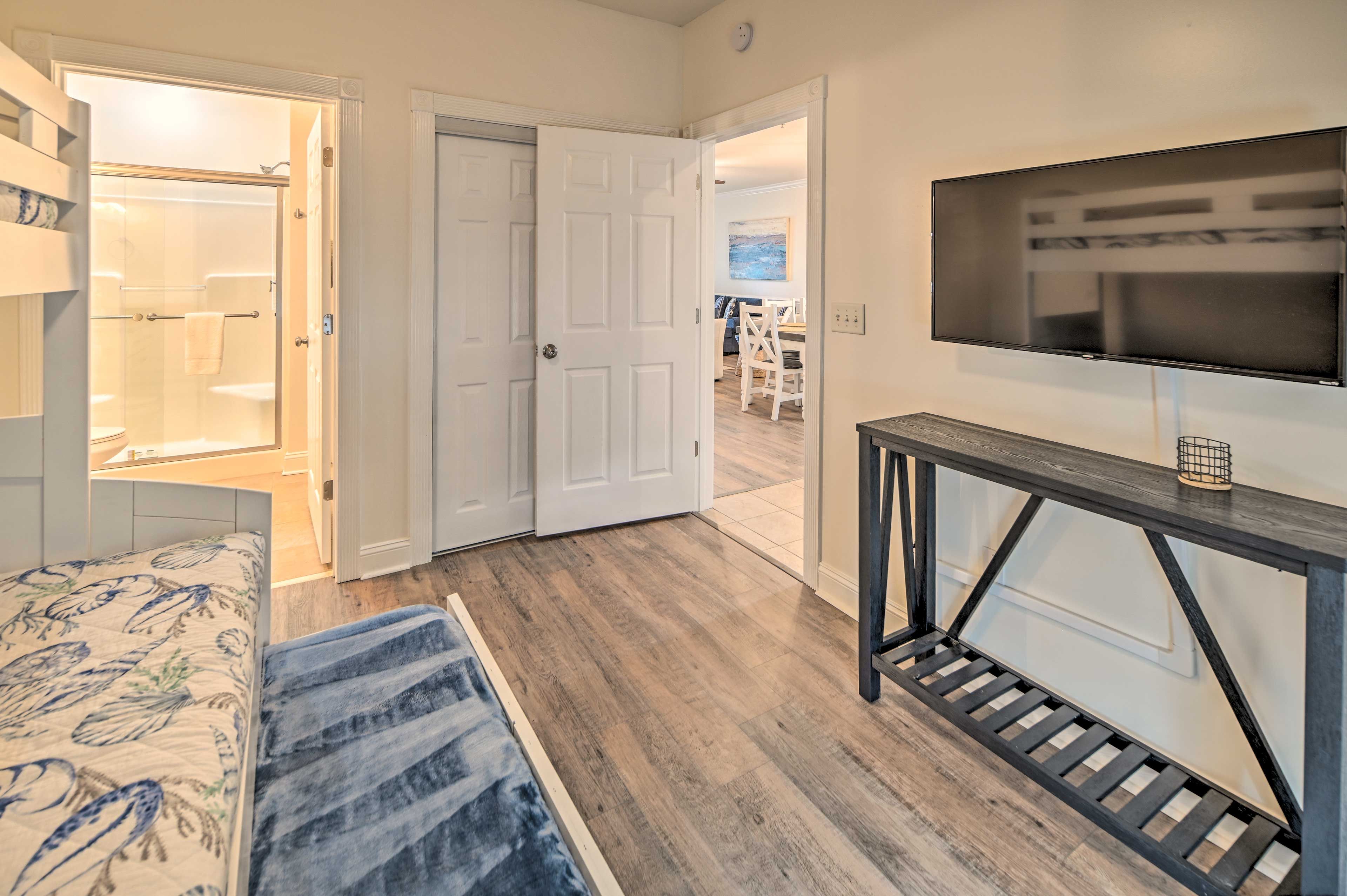 Bedroom Suite 2 | Smart TV