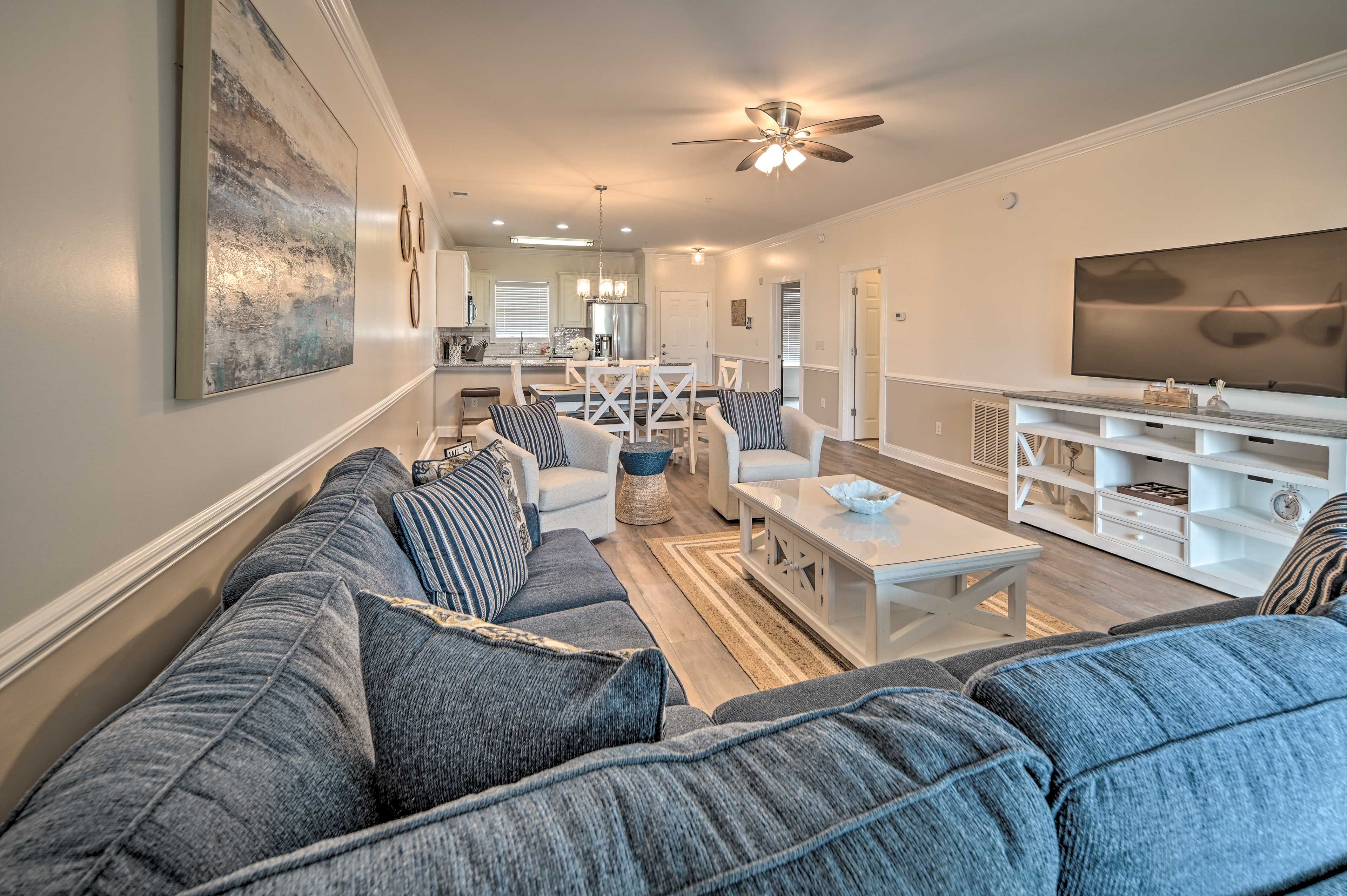 Living Room | Queen Sleeper Sofa | Free WiFi | Smart TV