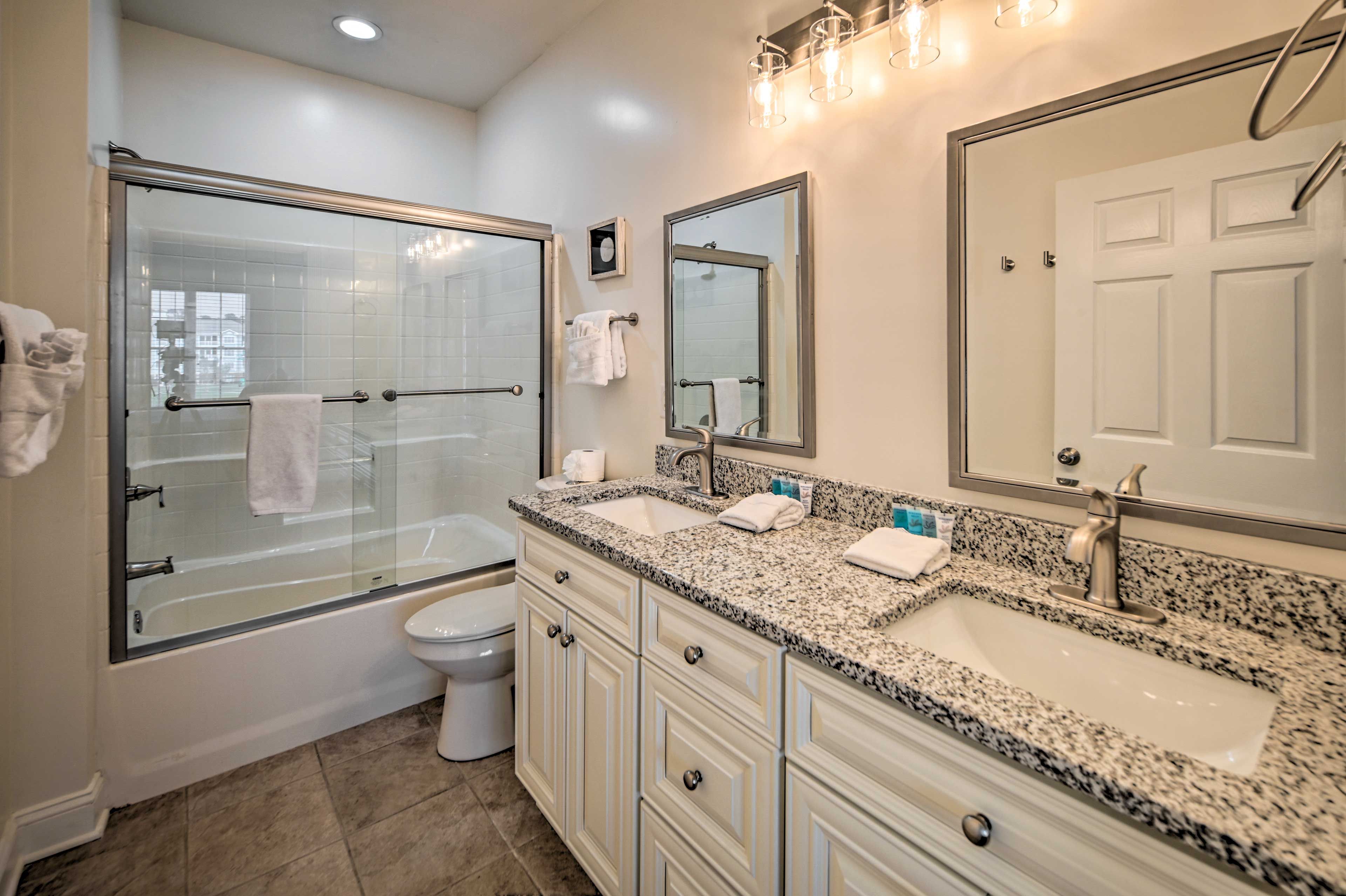 En-Suite Bathroom | Linens & Towels | Complimentary Toiletries | Hair Dryer