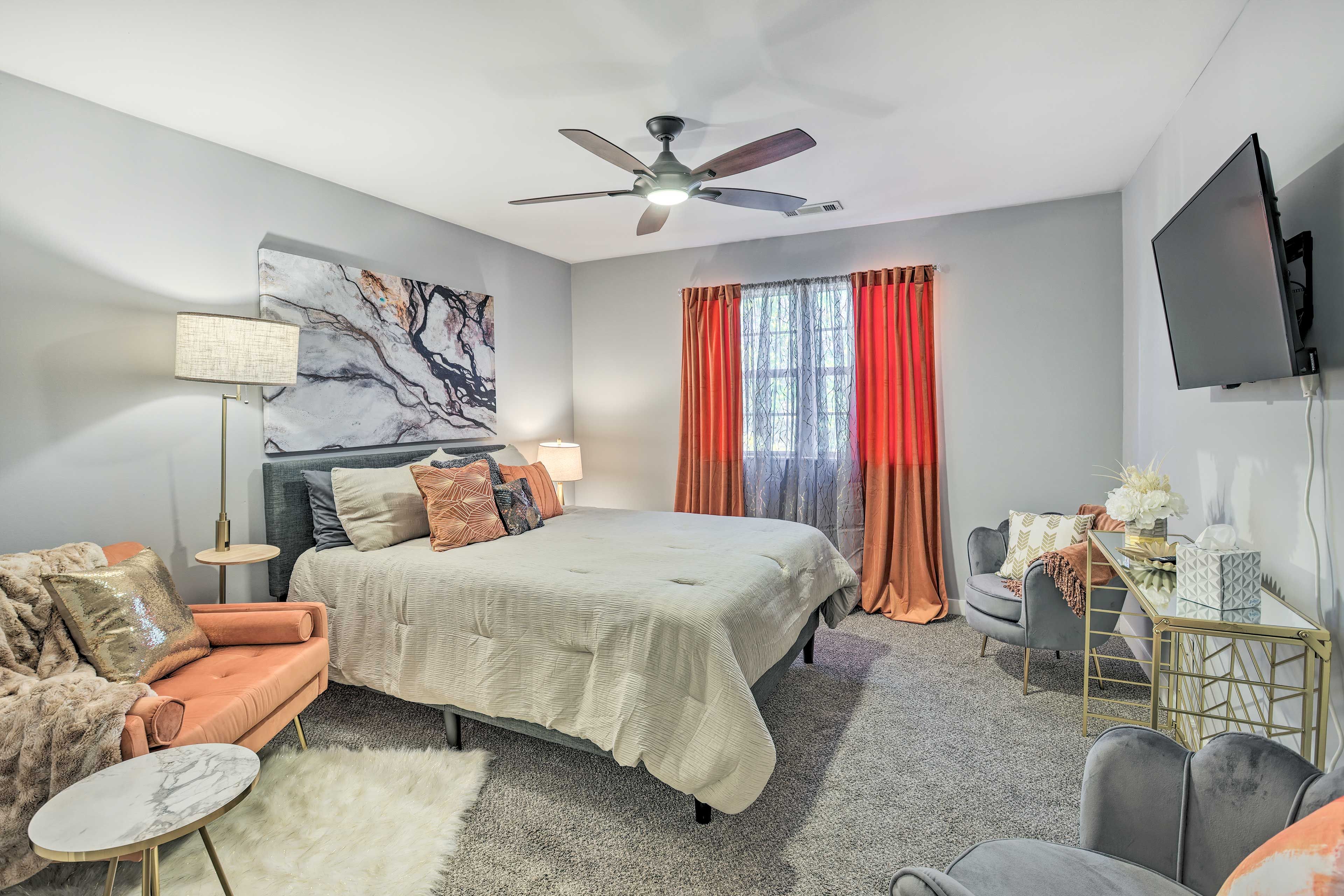 Bedroom 1 | Queen Bed | Flat-Screen TV w/ Cable