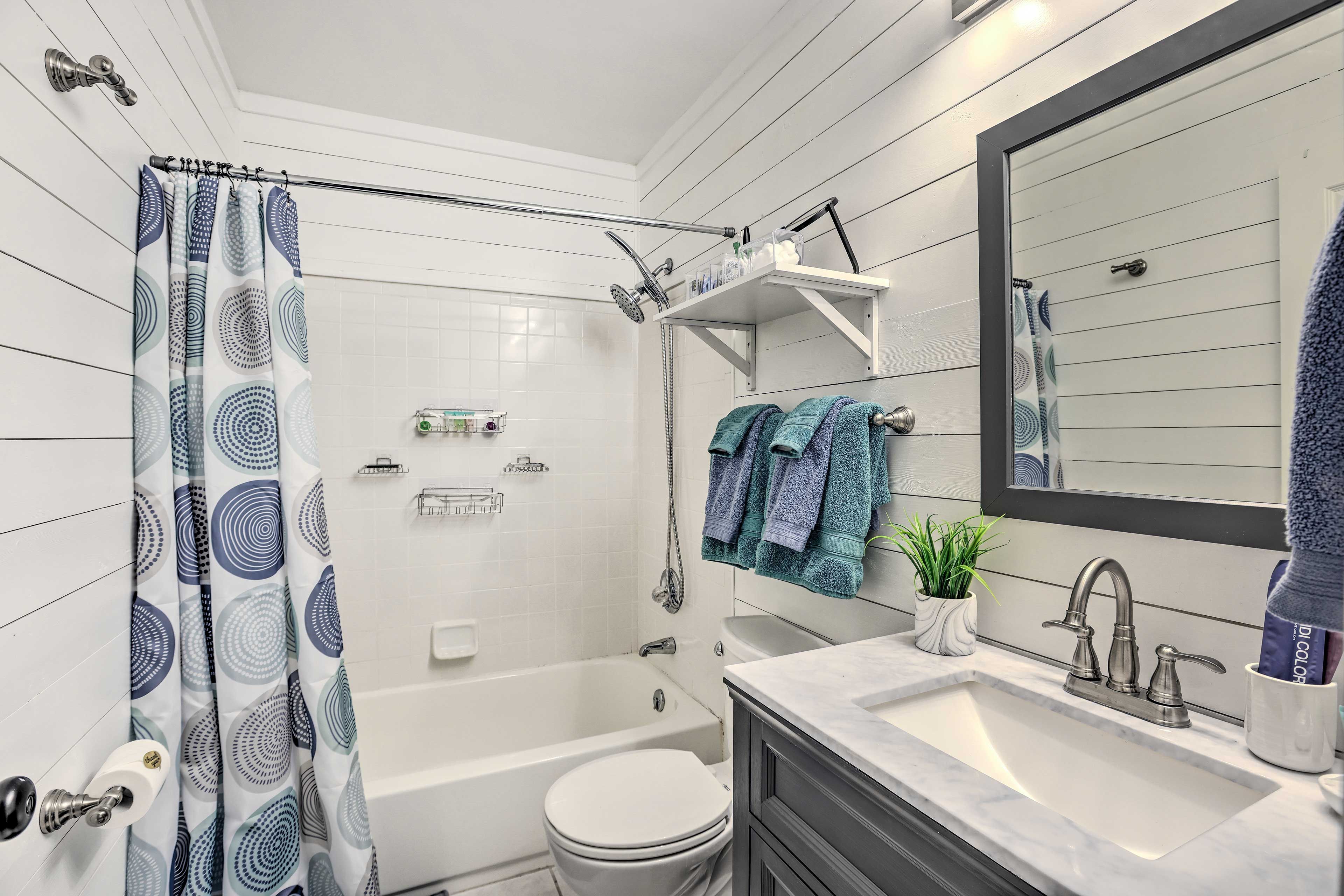 Full Bathroom | Complimentary Toiletries