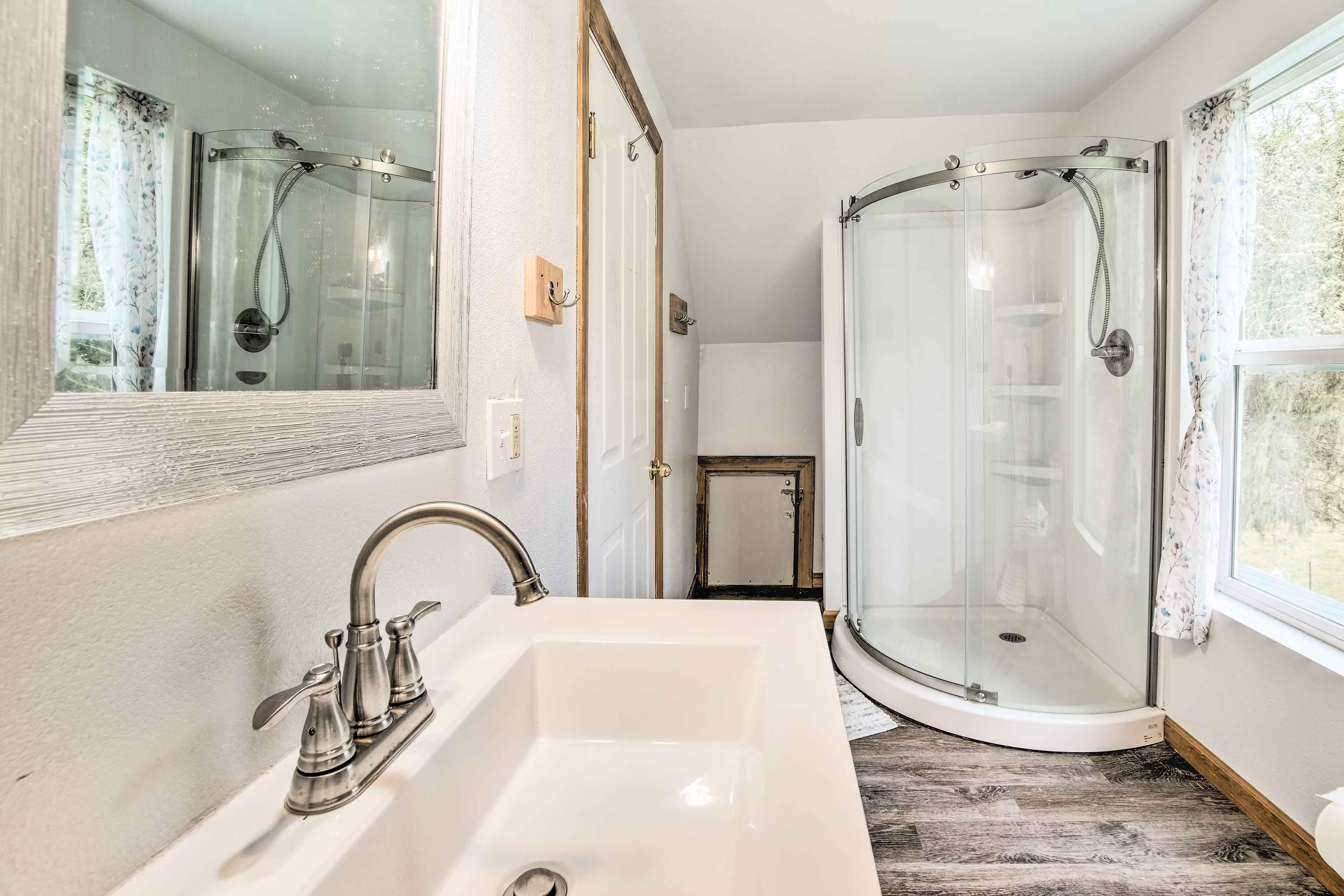 Full Bathroom | Complimentary Toiletries