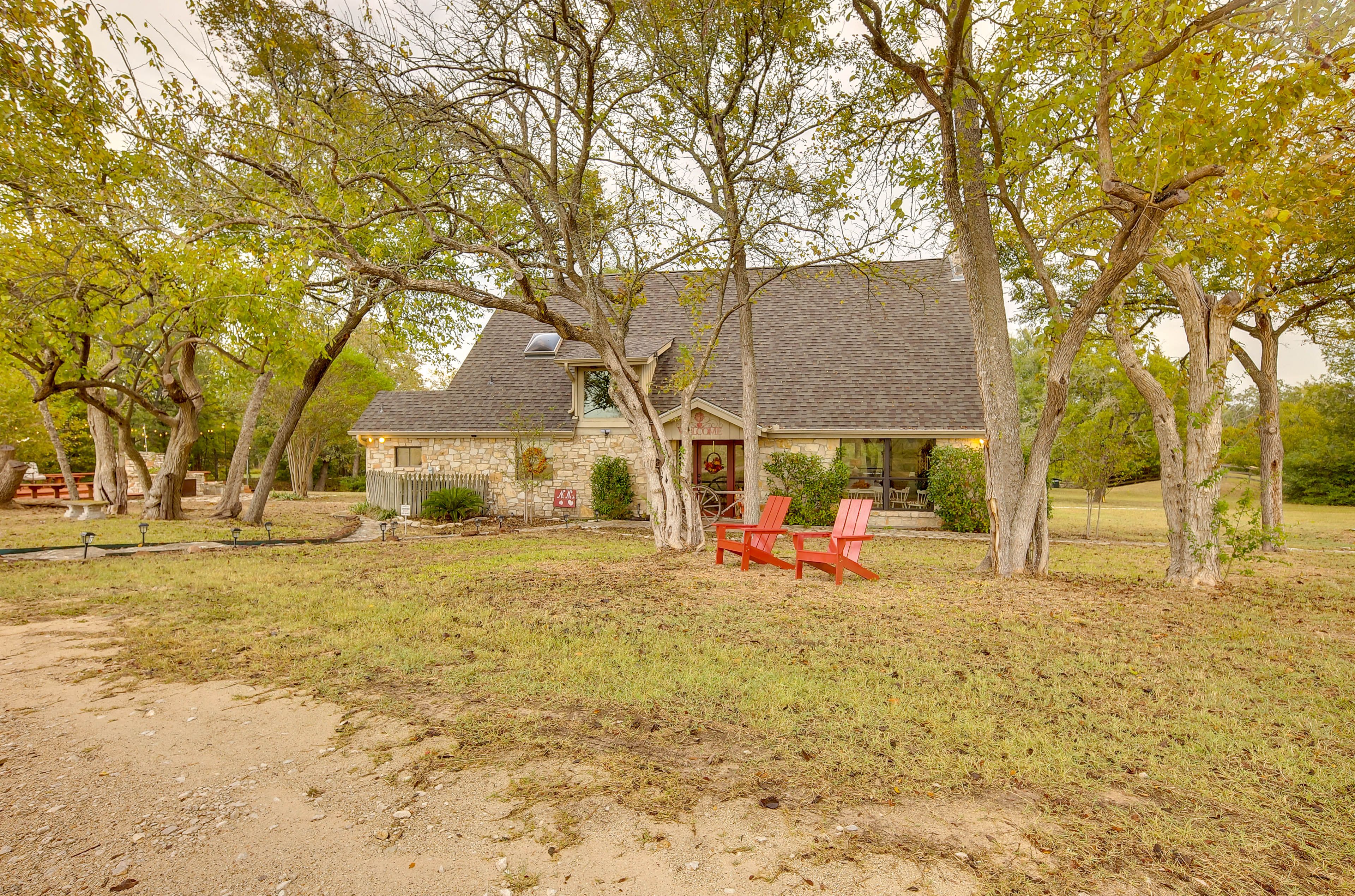 Property Exterior | Dirt/Gravel Driveway (6 Vehicles)