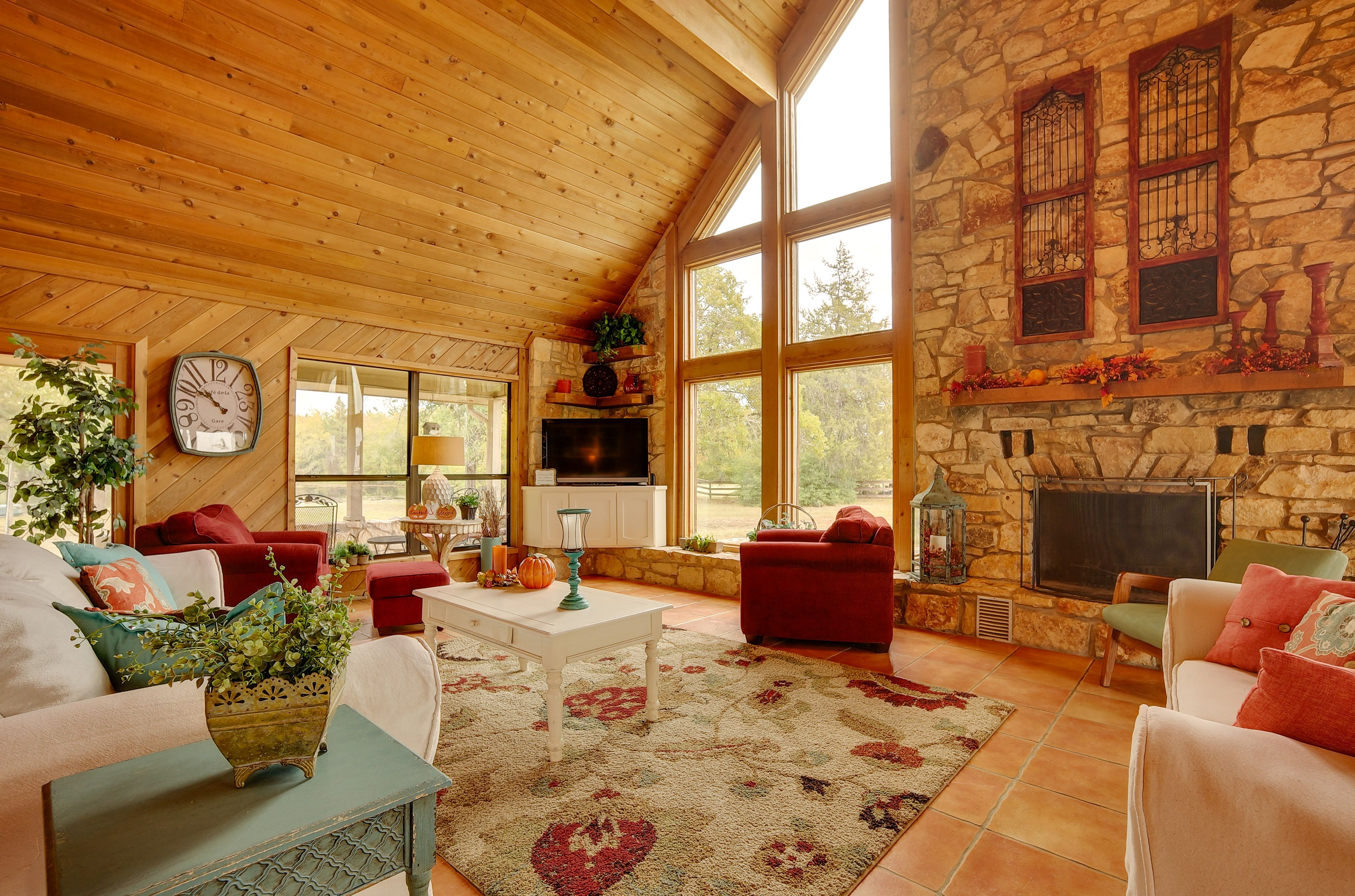 Bryan Vacation Rental | 3BR | 2BA | 2,300 Sq Ft | 3-4 Steps Required