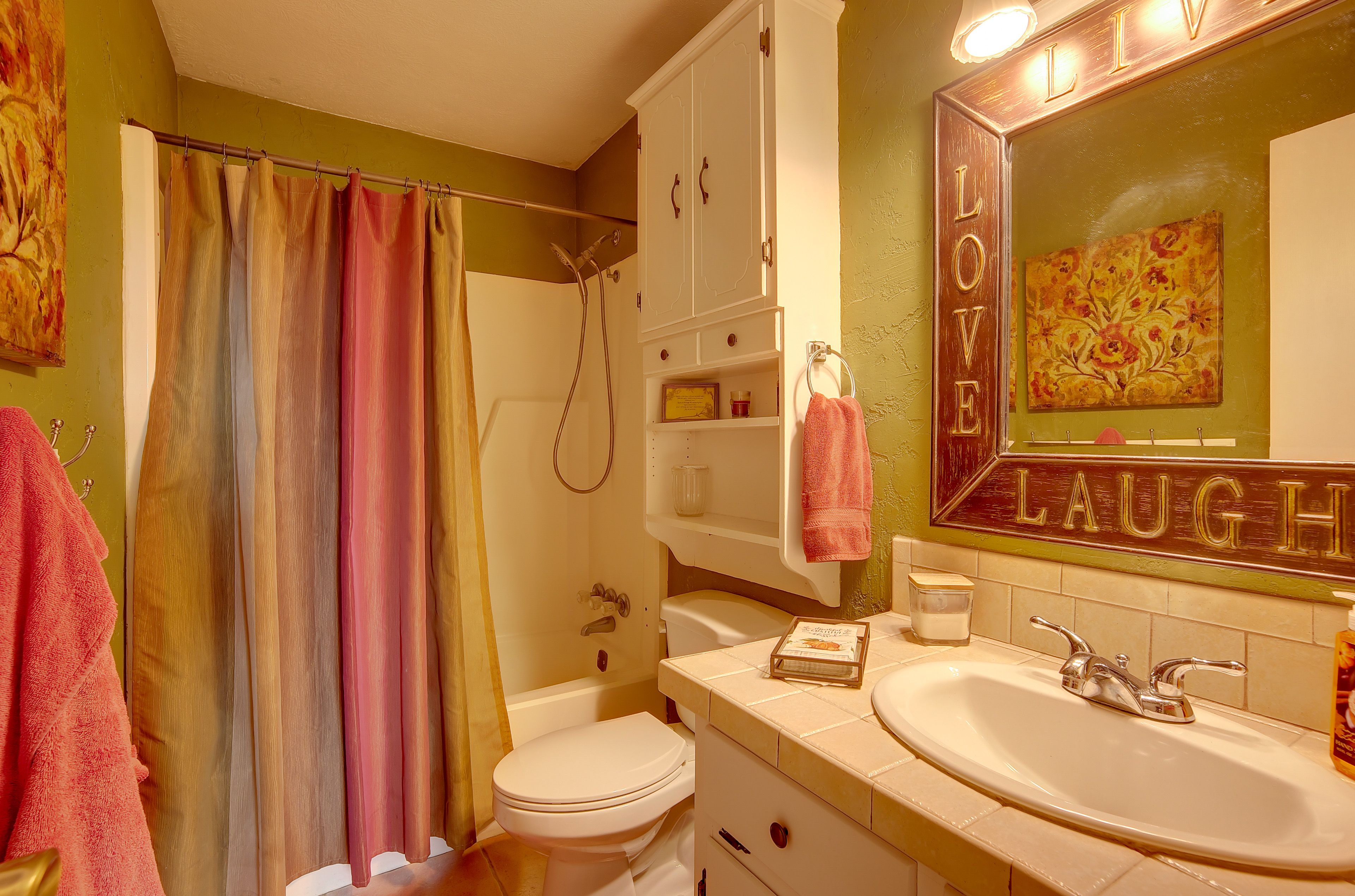 Full Bathroom | Complimentary Toiletries