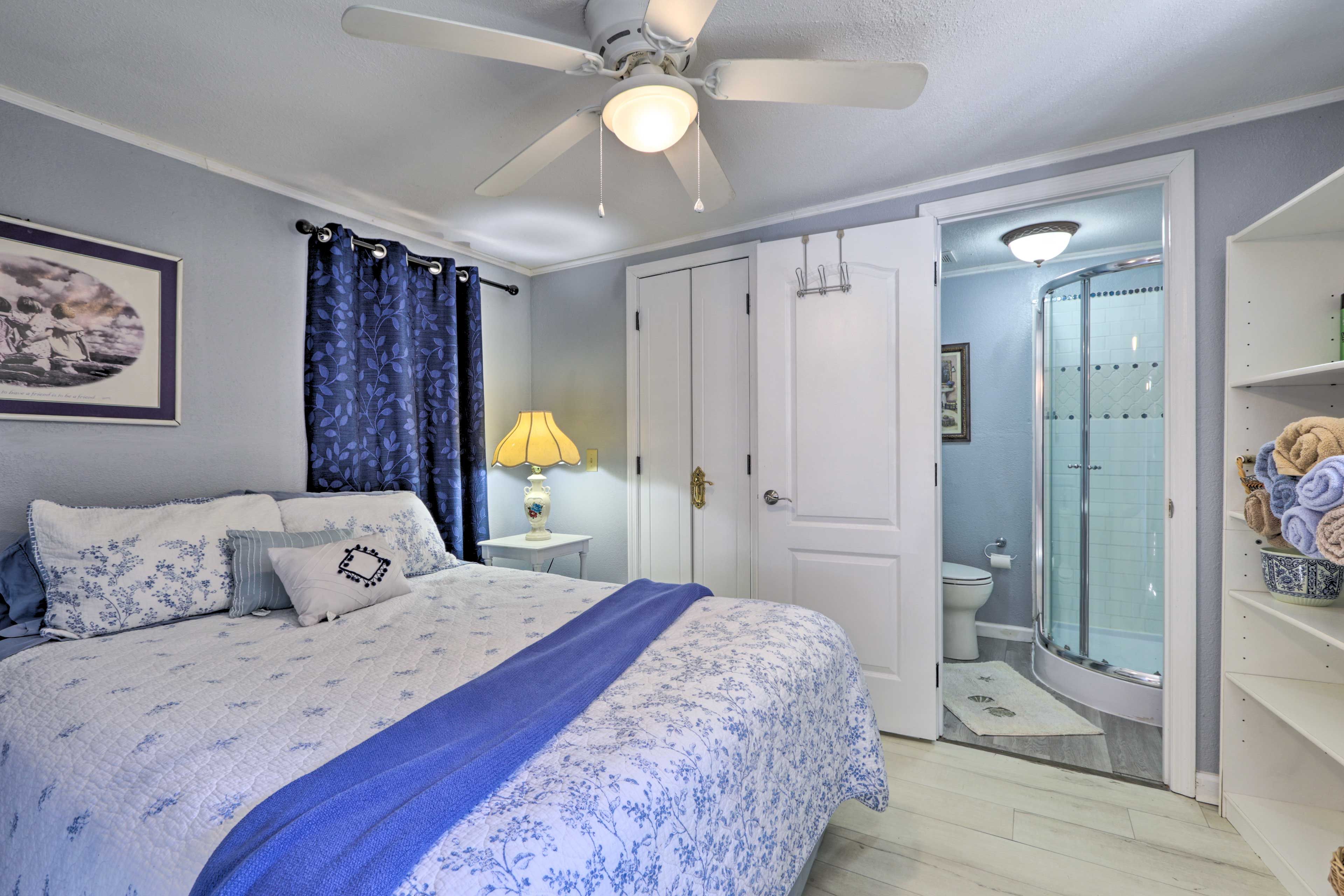 Bedroom | Queen Bed | Linens Provided | En-Suite Bathroom