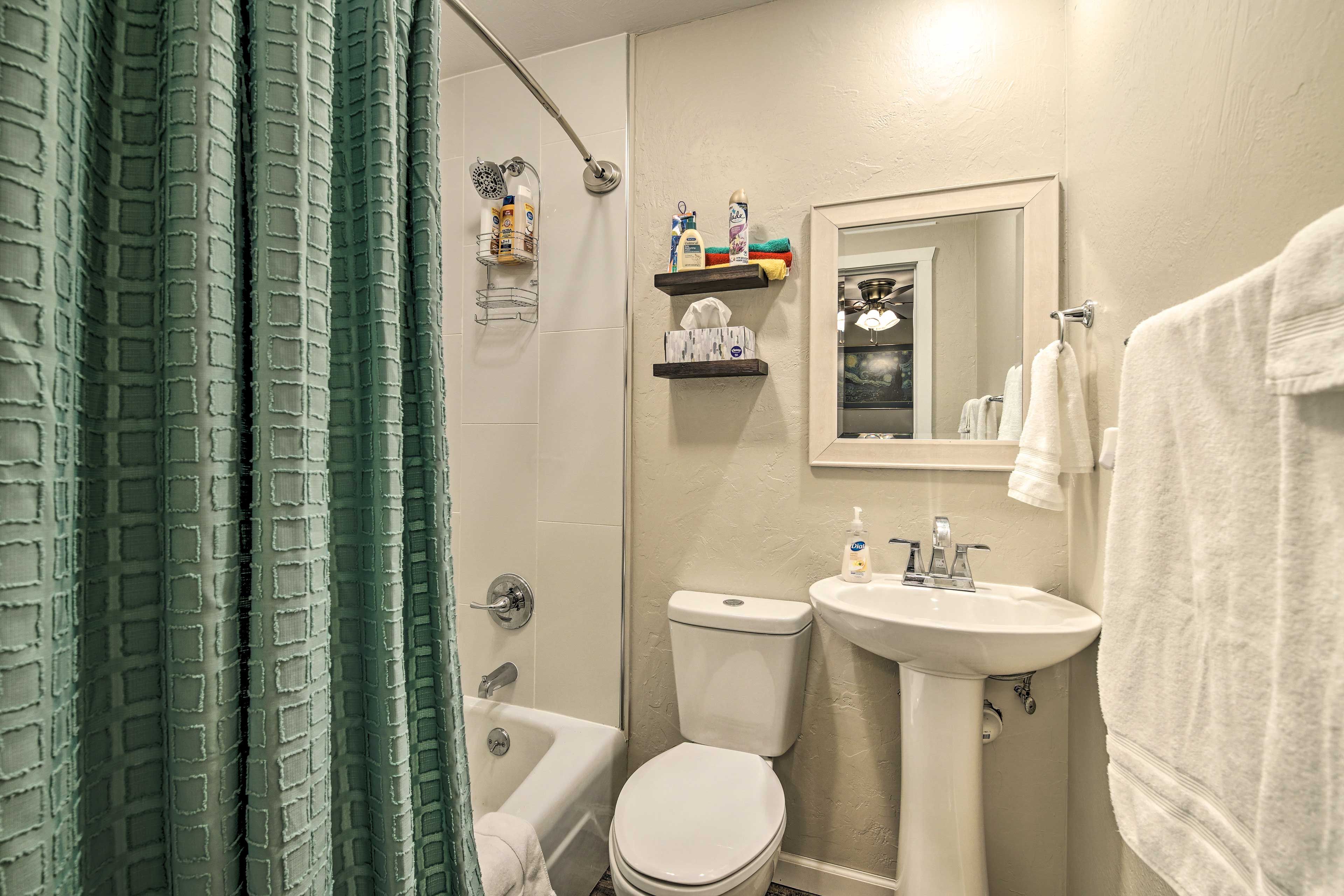 En-Suite Bathroom | Towels Provided | Complimentary Toiletries
