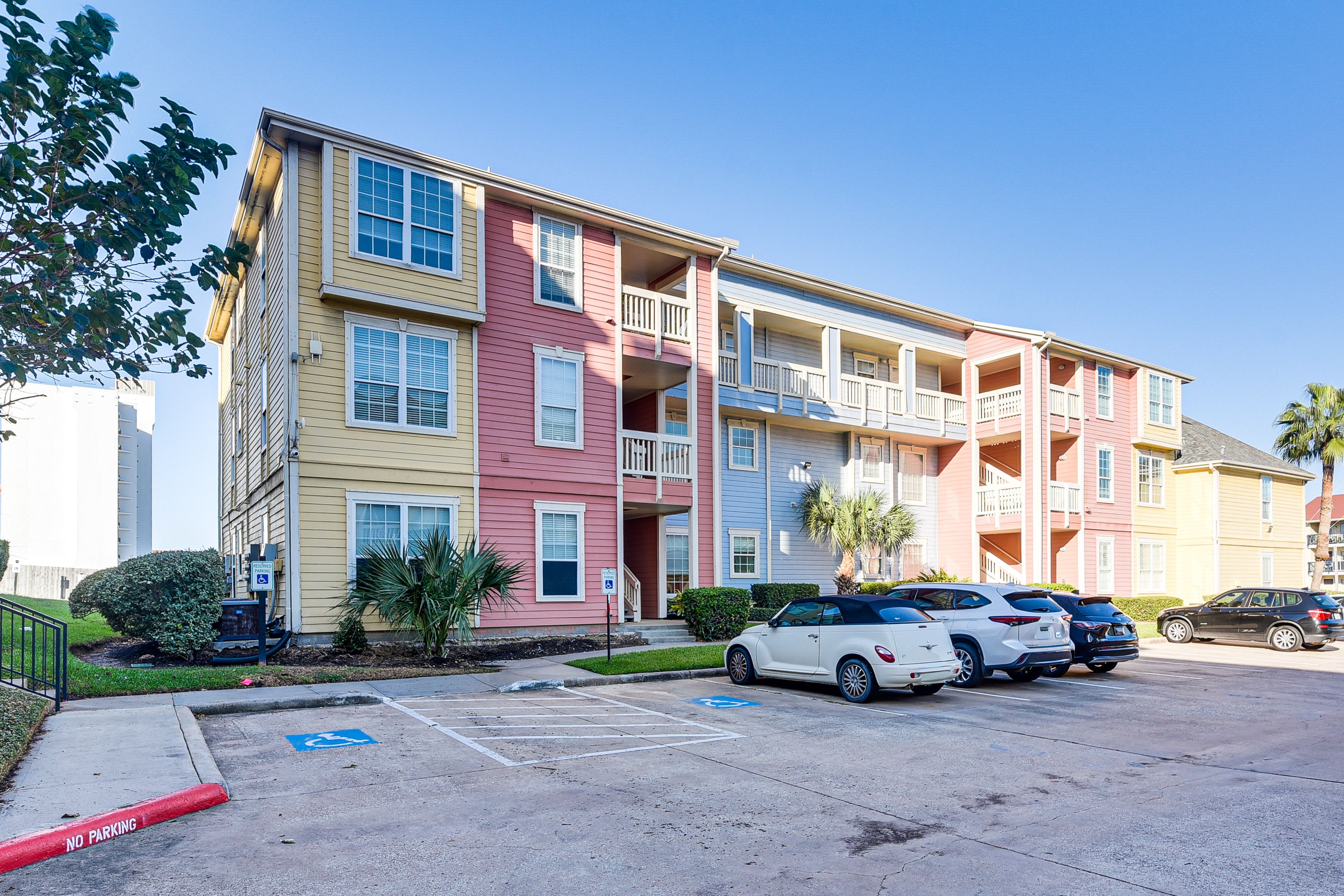 Parking | Community Lot (w/ Fee, Paid On-Site)