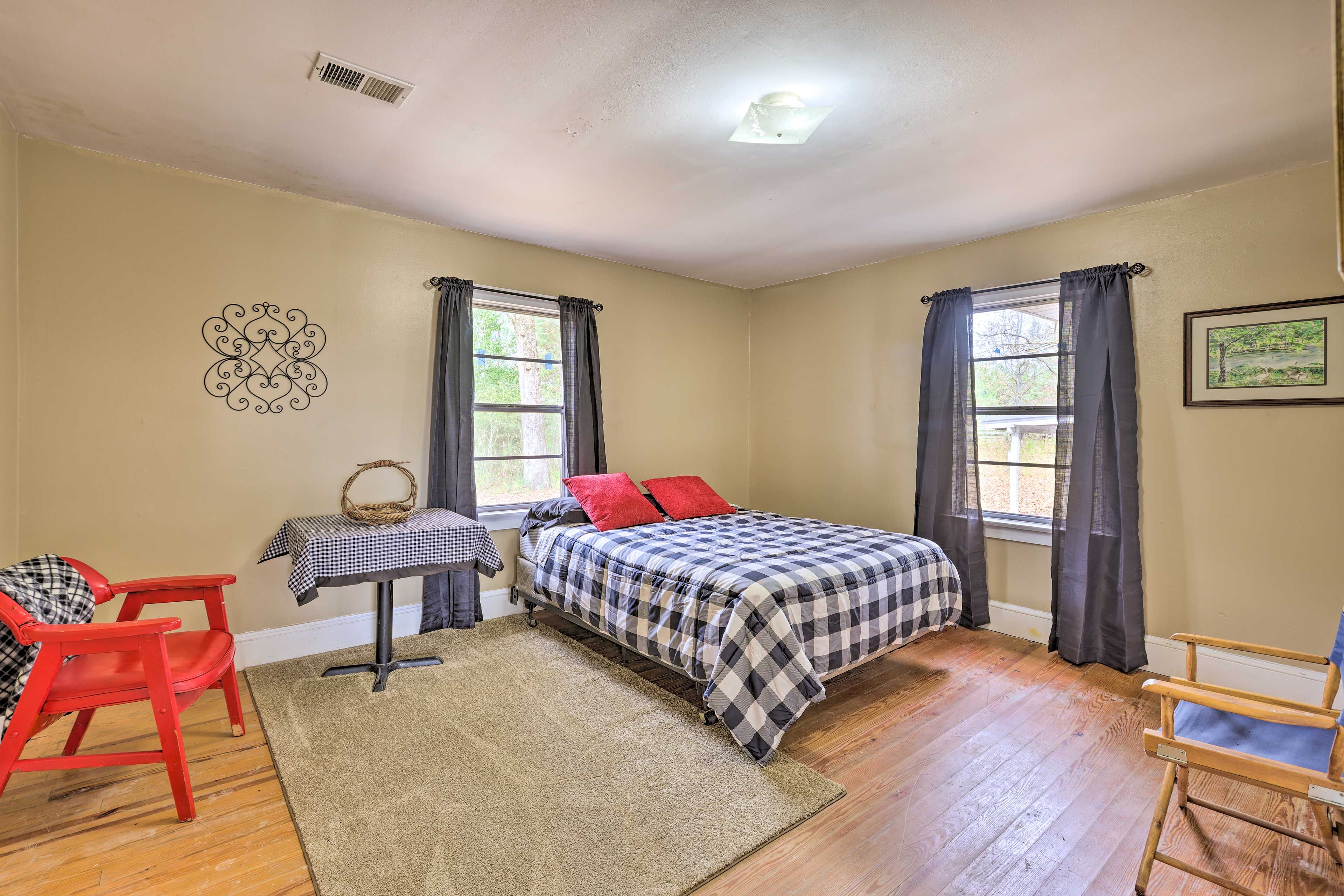 Bedroom 3 | Queen Bed