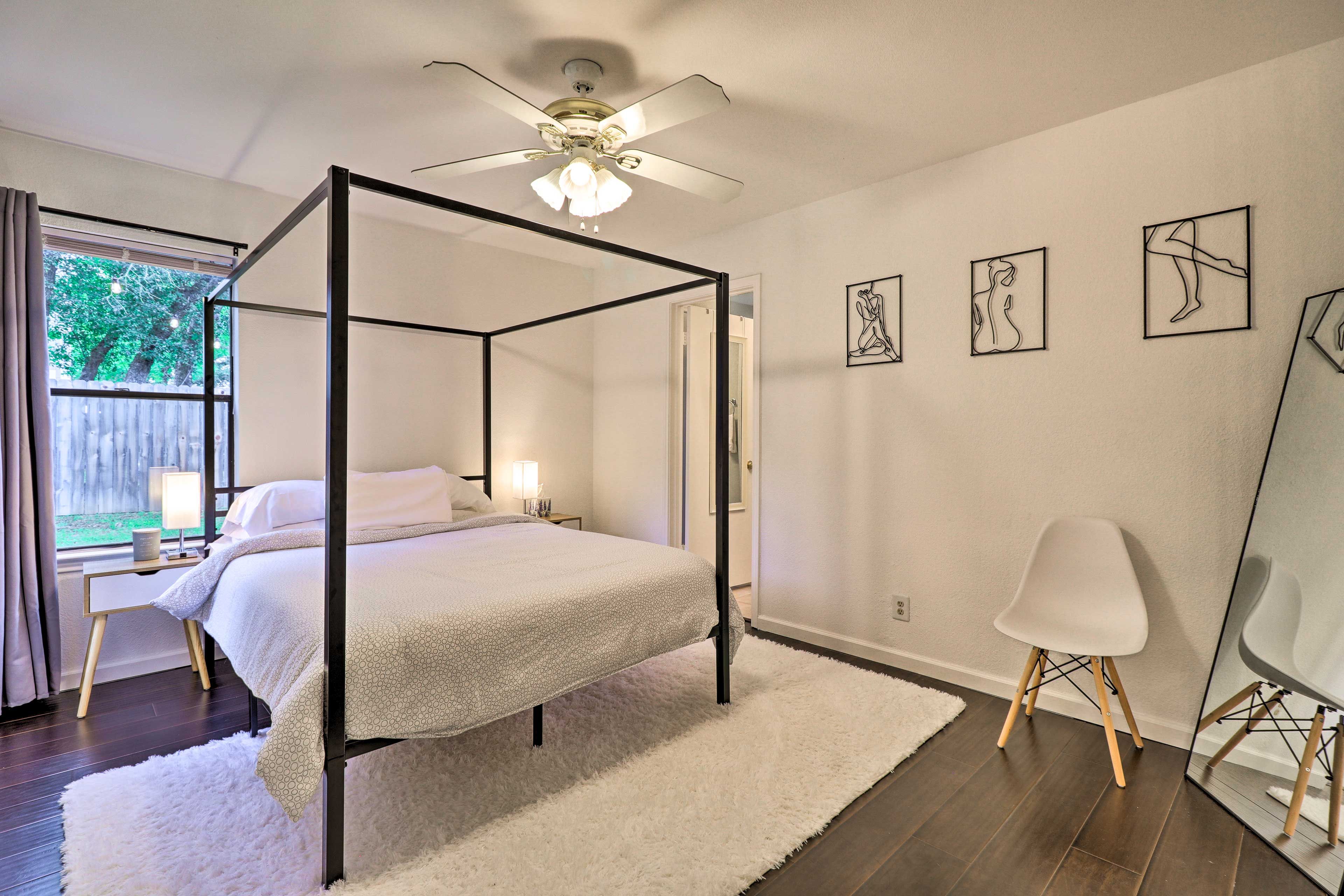 Bedroom 1 | Queen Bed | Smart TV