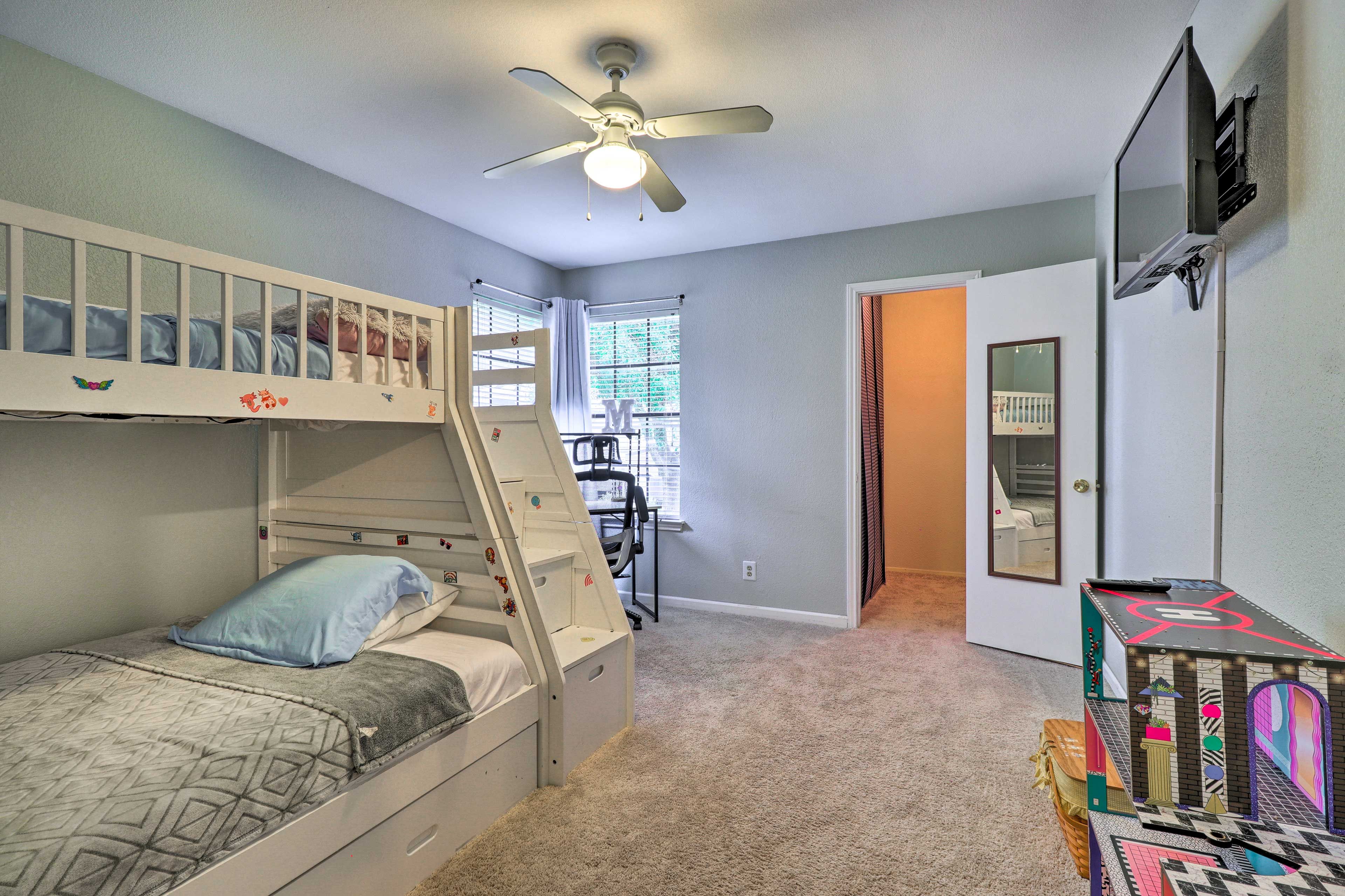 Bedroom 2 | Twin/Full Bunk Bed | Smart TV