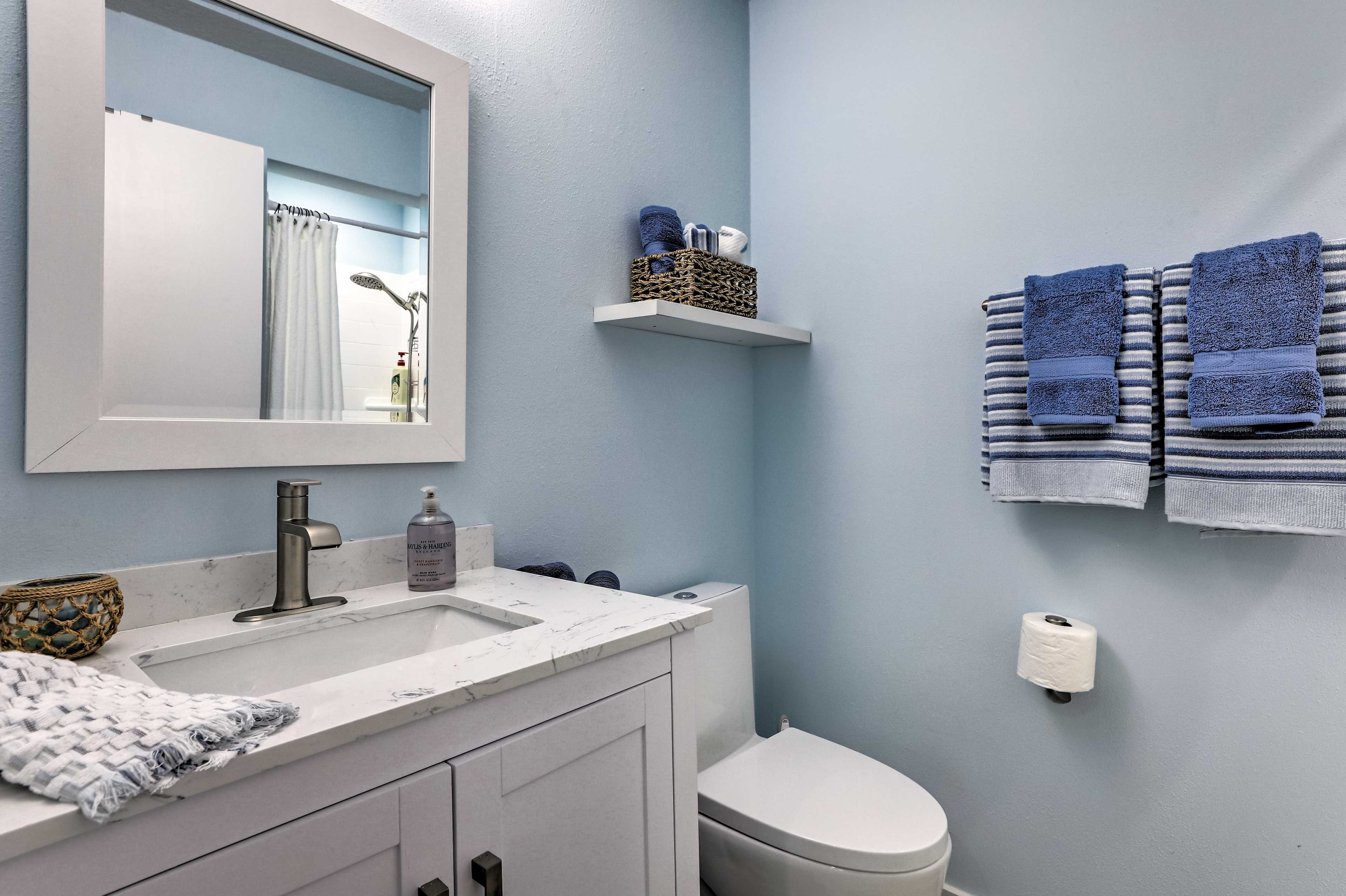 Full Bathroom | Complimentary Toiletries